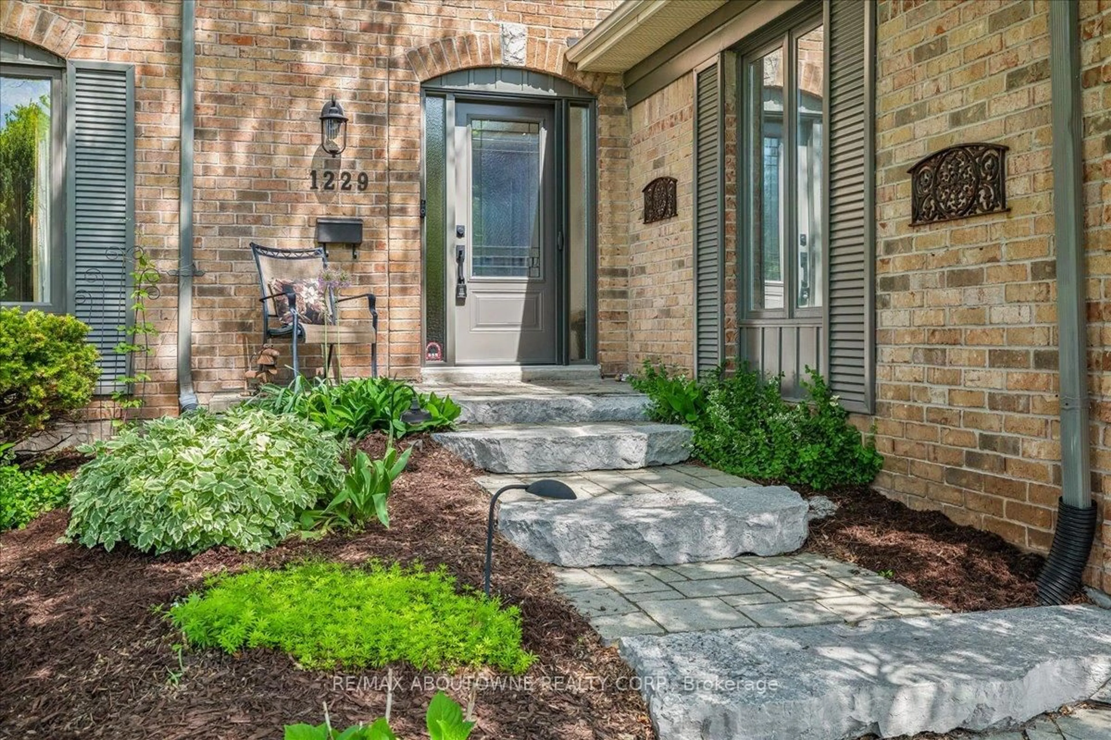 Indoor entryway for 1229 Old Post Dr, Oakville Ontario L6M 1A5