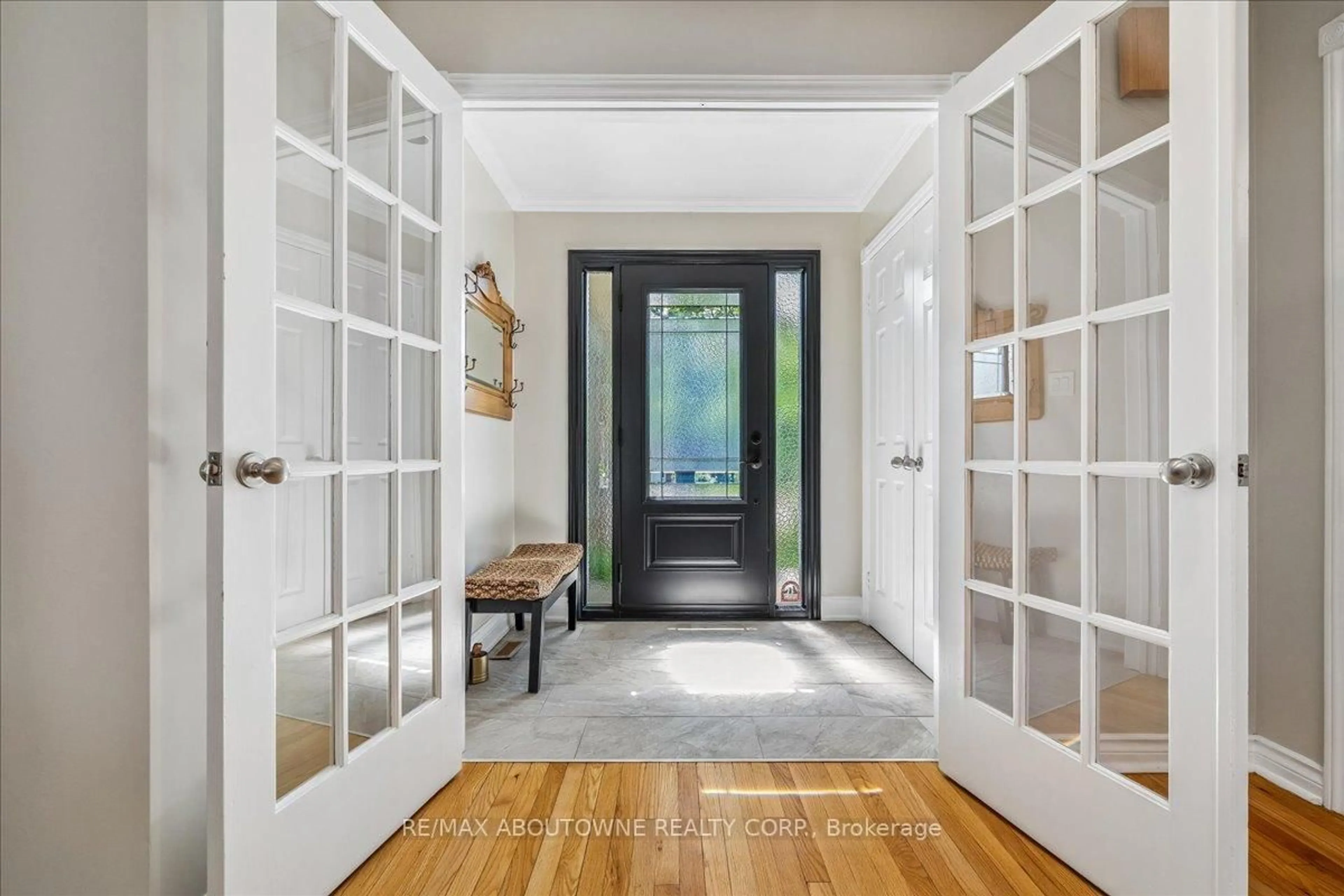 Indoor entryway for 1229 Old Post Dr, Oakville Ontario L6M 1A5