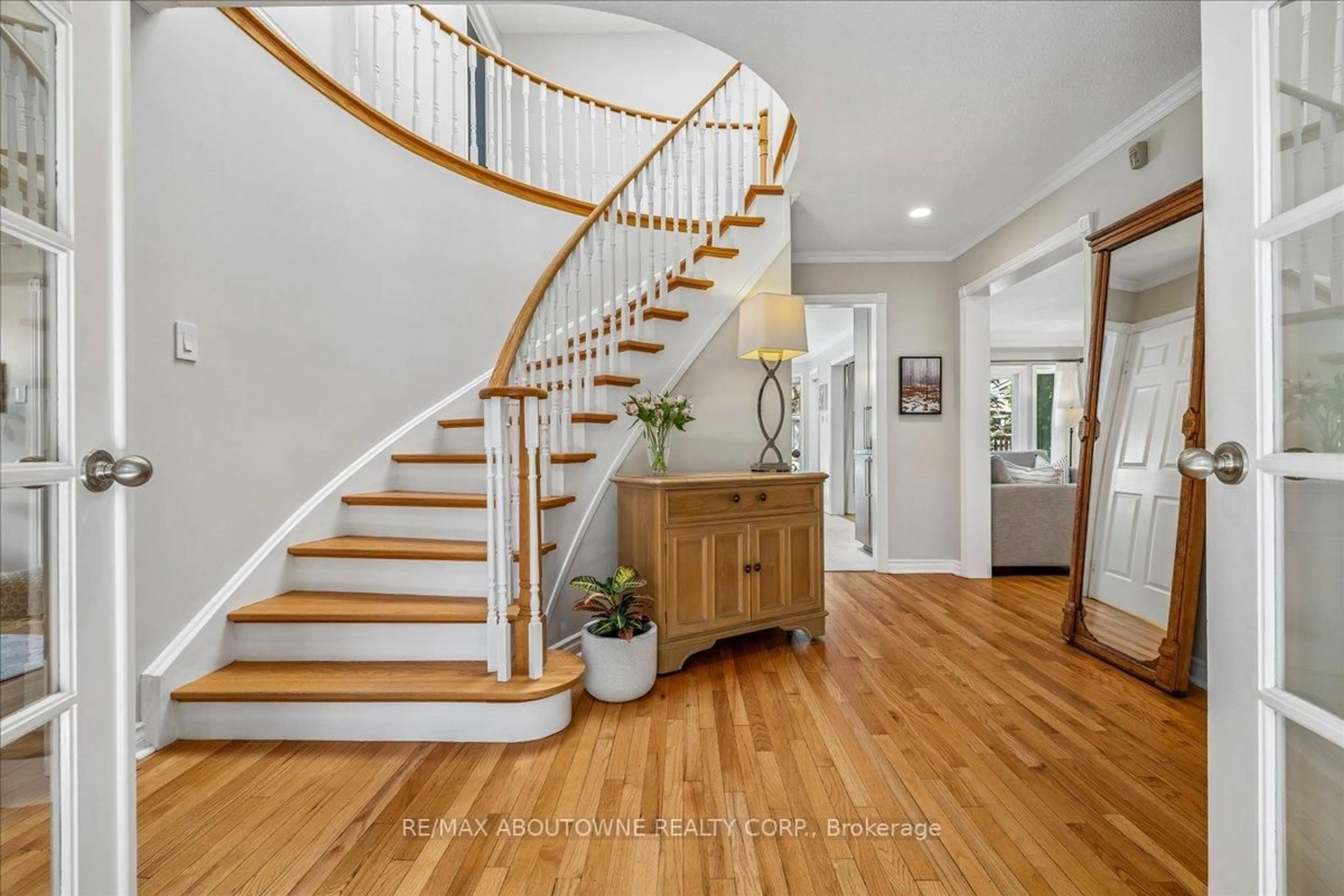 Indoor entryway for 1229 Old Post Dr, Oakville Ontario L6M 1A5