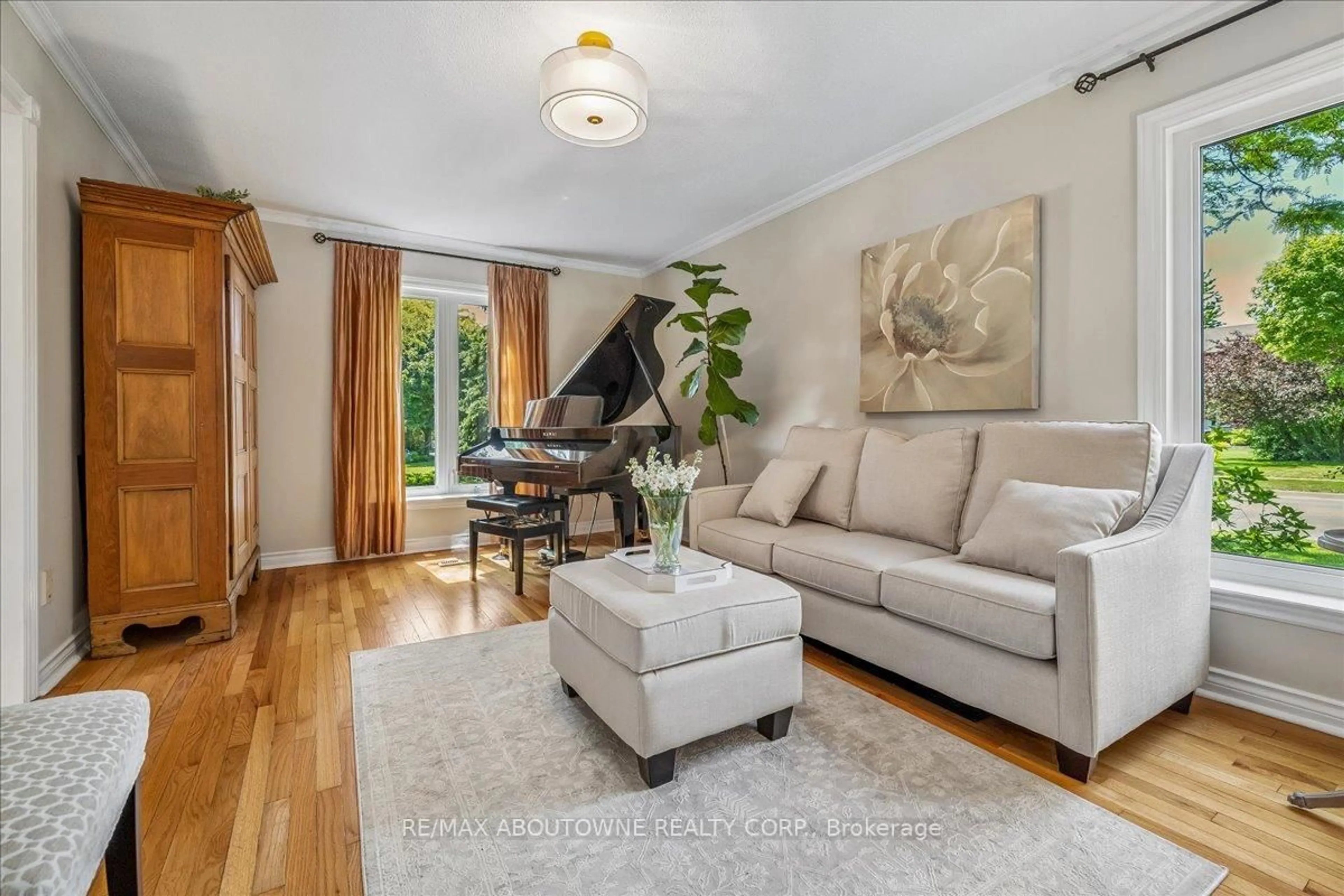 Living room with furniture, unknown for 1229 Old Post Dr, Oakville Ontario L6M 1A5