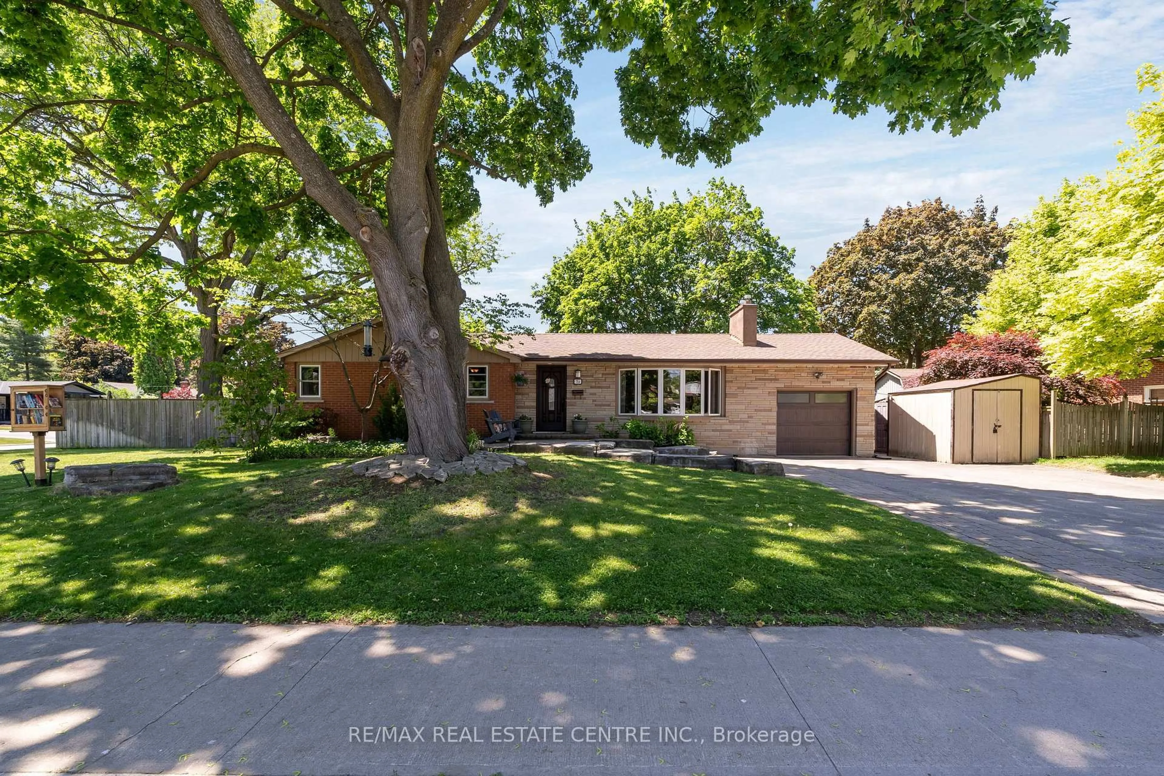 Home with brick exterior material, street for 714 George St, Burlington Ontario L7R 2W2