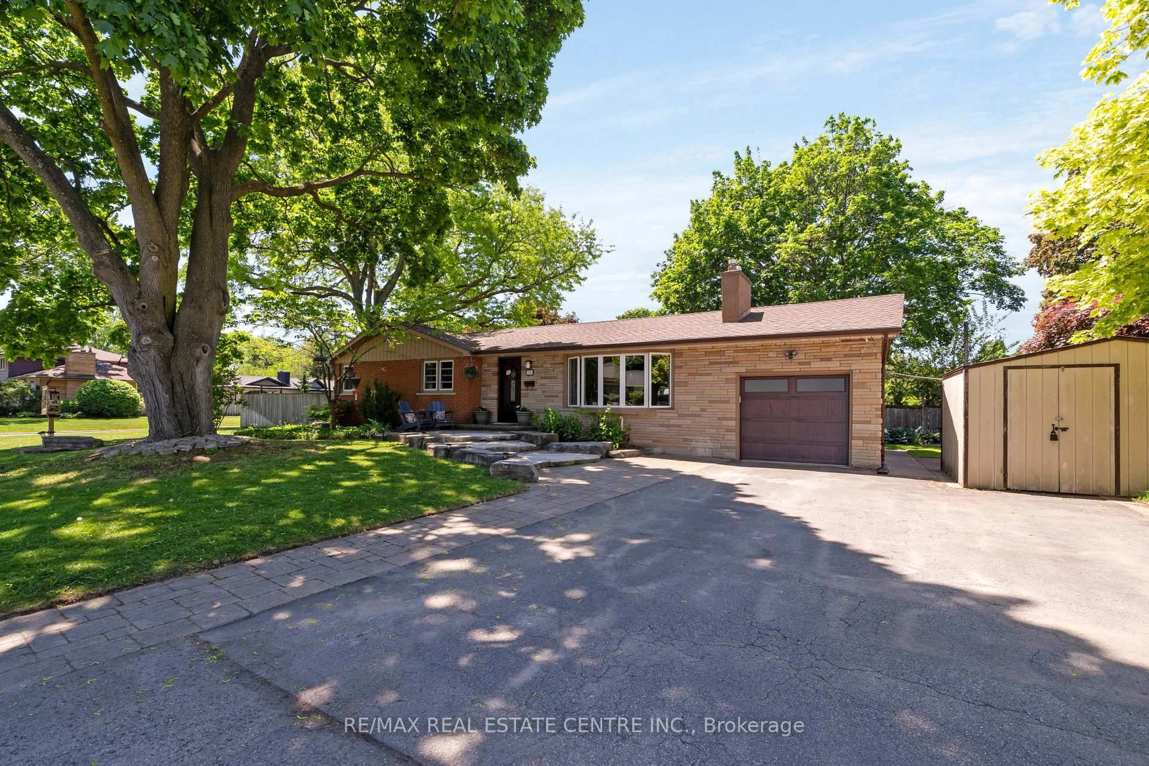 Home with brick exterior material, street for 714 George St, Burlington Ontario L7R 2W2