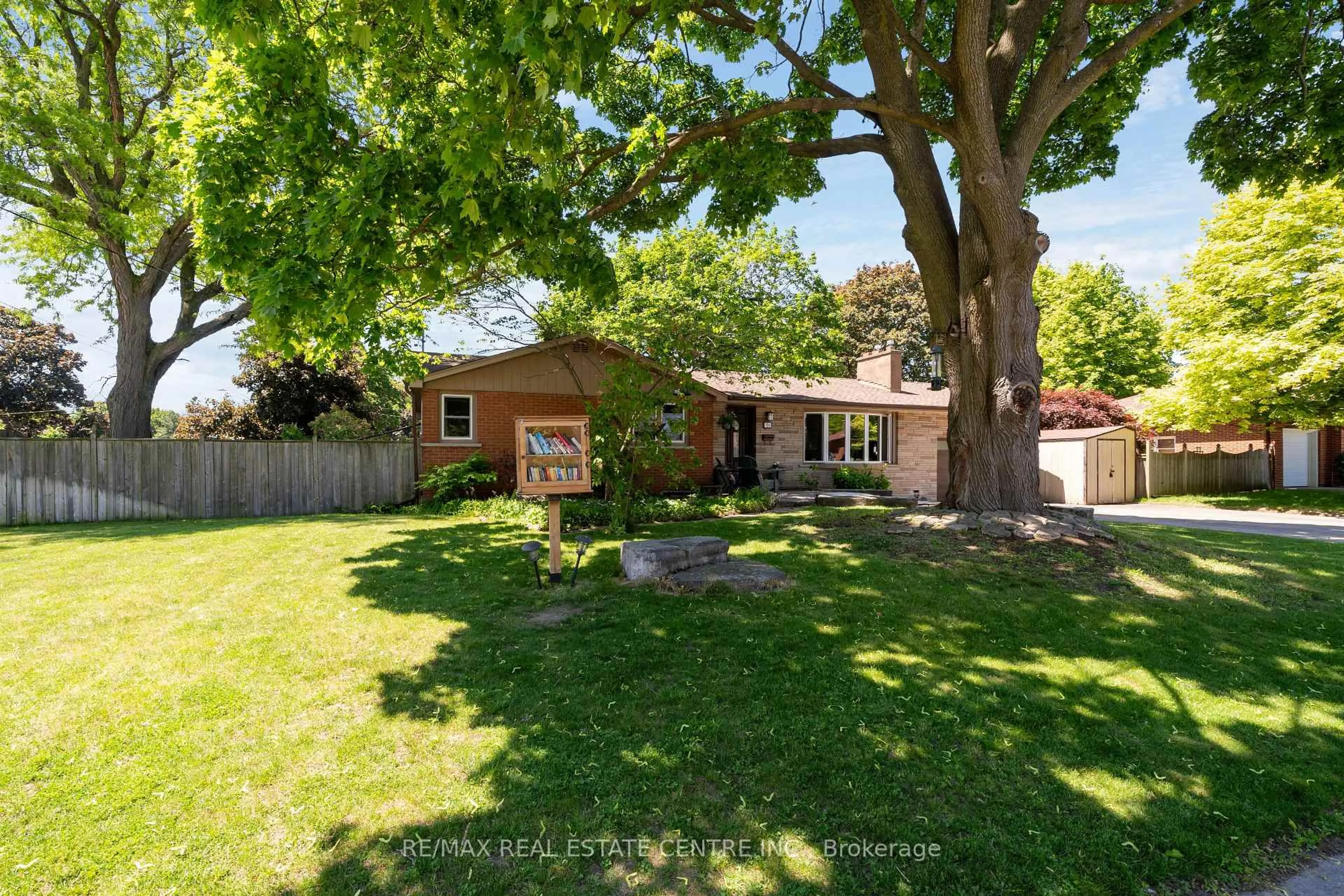 A pic from outside/outdoor area/front of a property/back of a property/a pic from drone, street for 714 George St, Burlington Ontario L7R 2W2