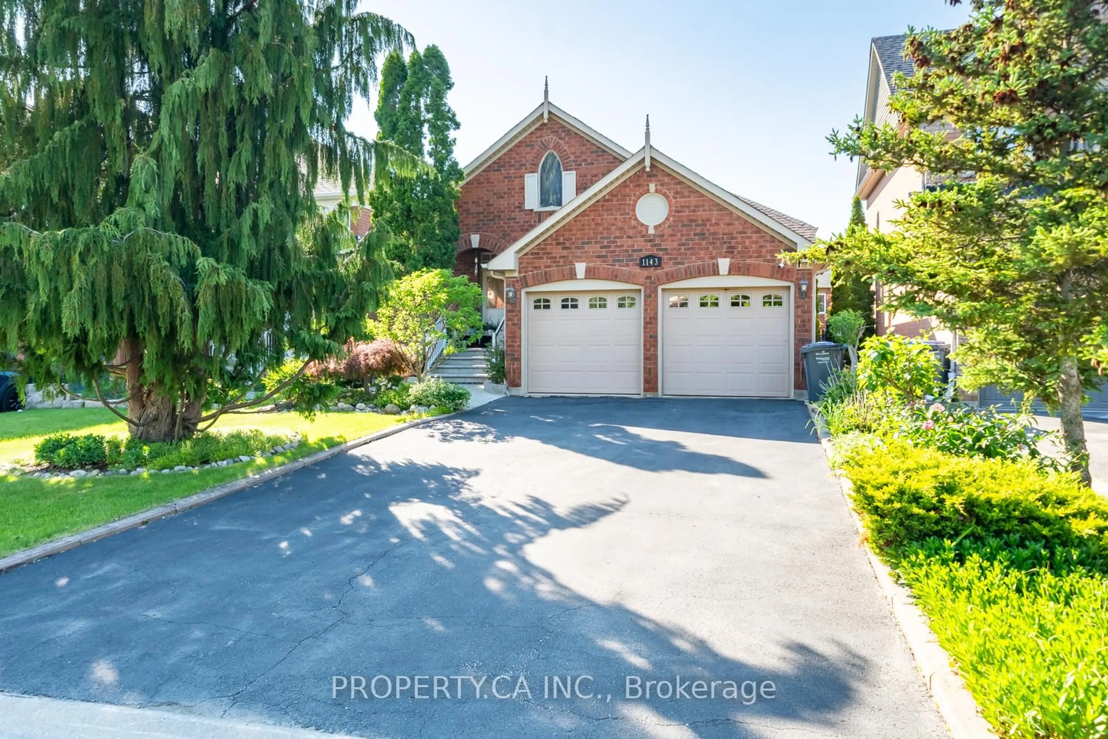 A pic from outside/outdoor area/front of a property/back of a property/a pic from drone, street for 1143 Carding Mill Pl, Mississauga Ontario L5W 1C4