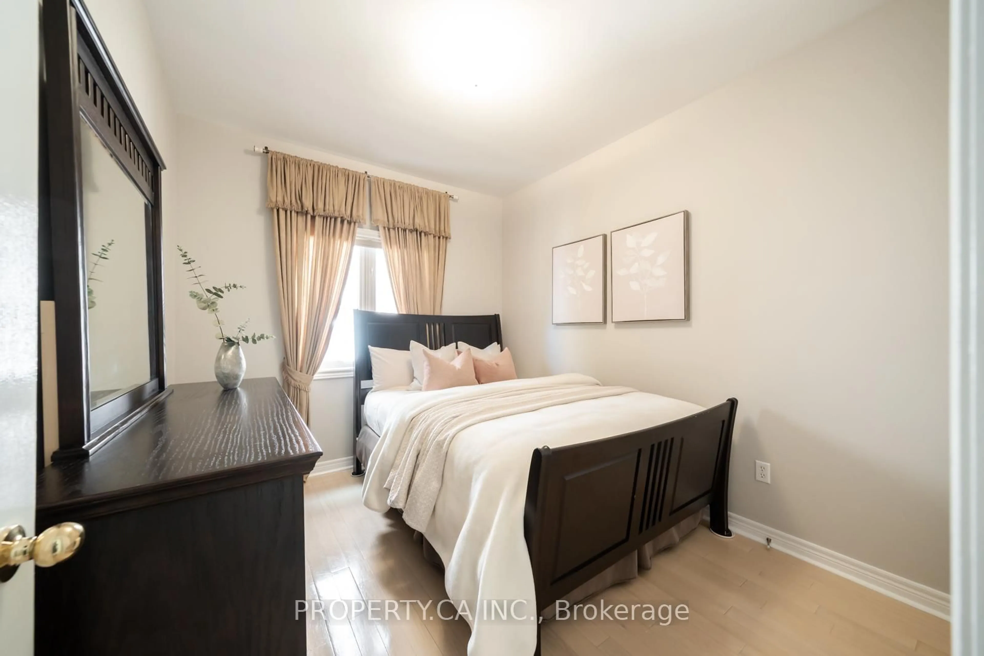 Bedroom with bed, unknown for 1143 Carding Mill Pl, Mississauga Ontario L5W 1C4