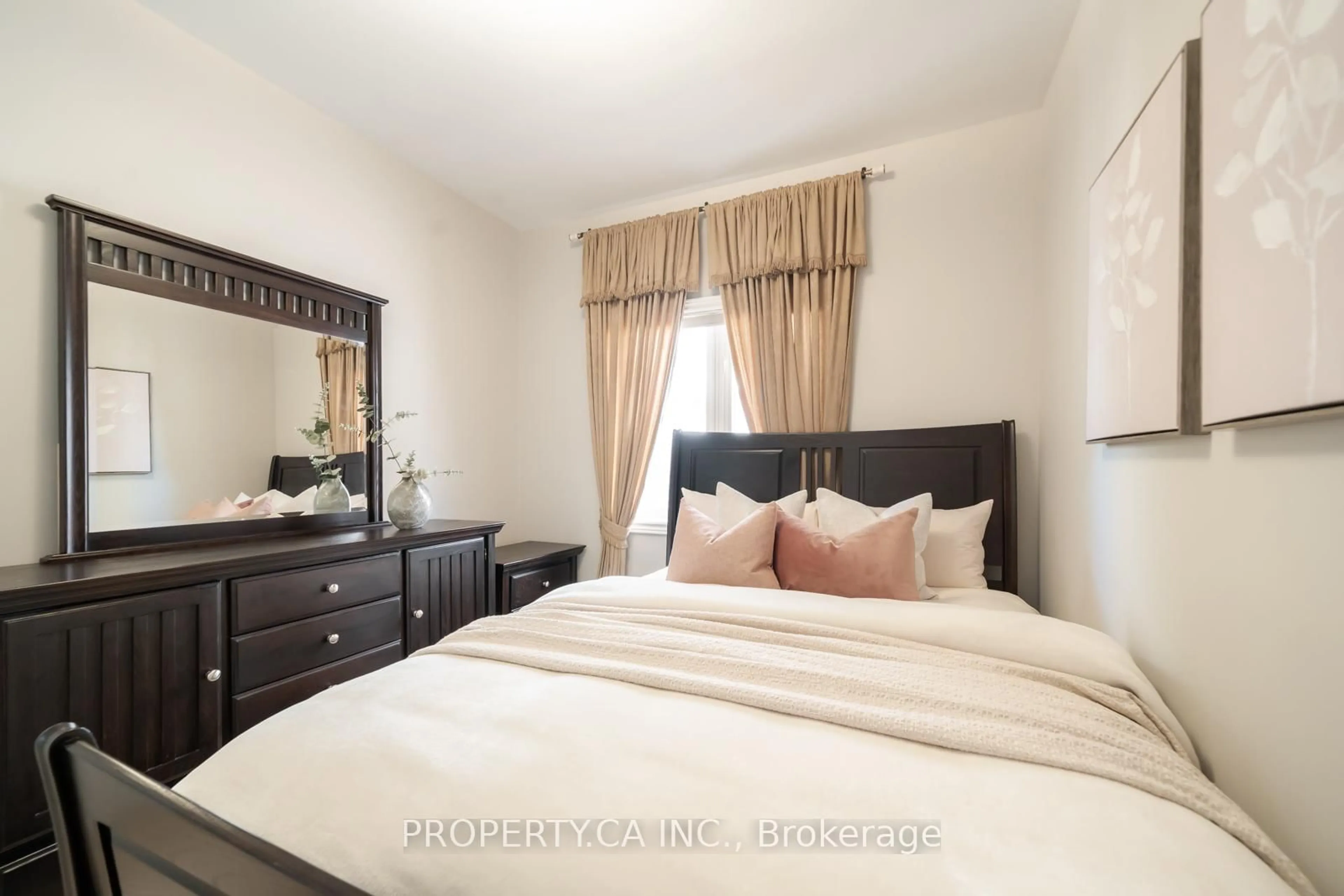 Bedroom with bed, unknown for 1143 Carding Mill Pl, Mississauga Ontario L5W 1C4