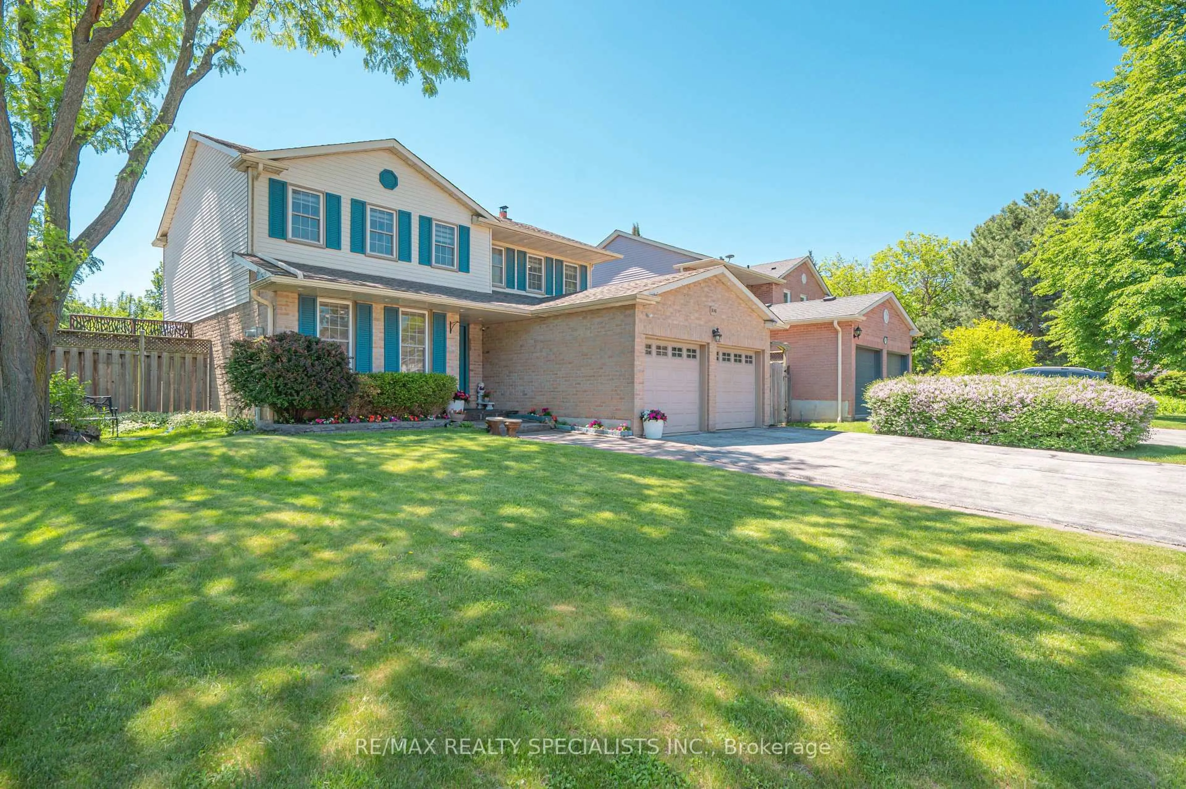 A pic from outside/outdoor area/front of a property/back of a property/a pic from drone, street for 3048 TOURS Rd, Mississauga Ontario L5N 3J1
