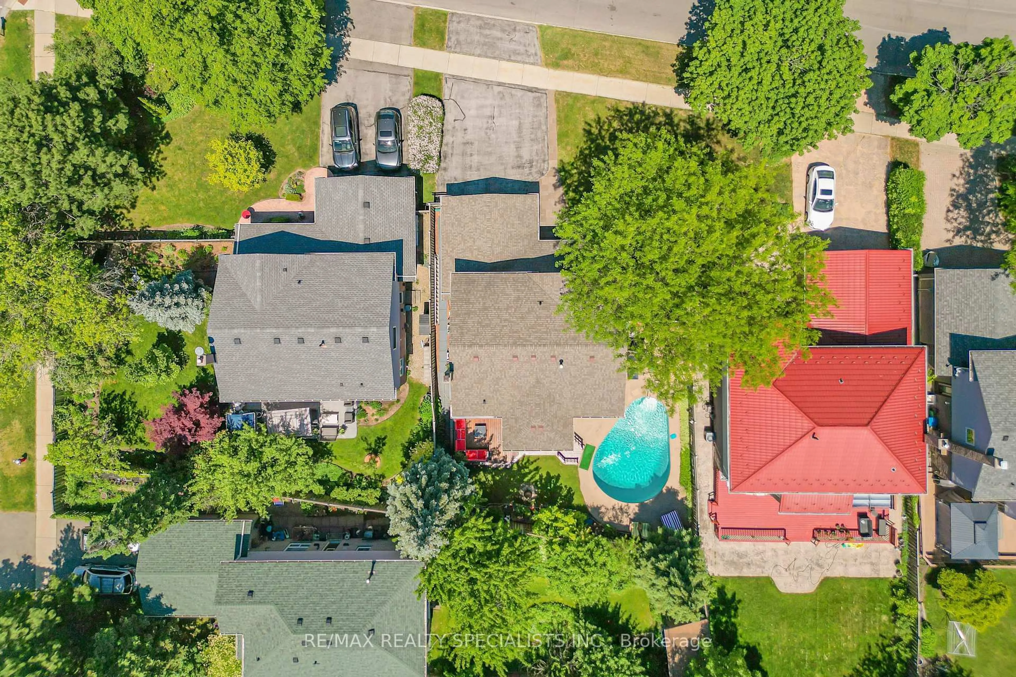 A pic from outside/outdoor area/front of a property/back of a property/a pic from drone, street for 3048 TOURS Rd, Mississauga Ontario L5N 3J1