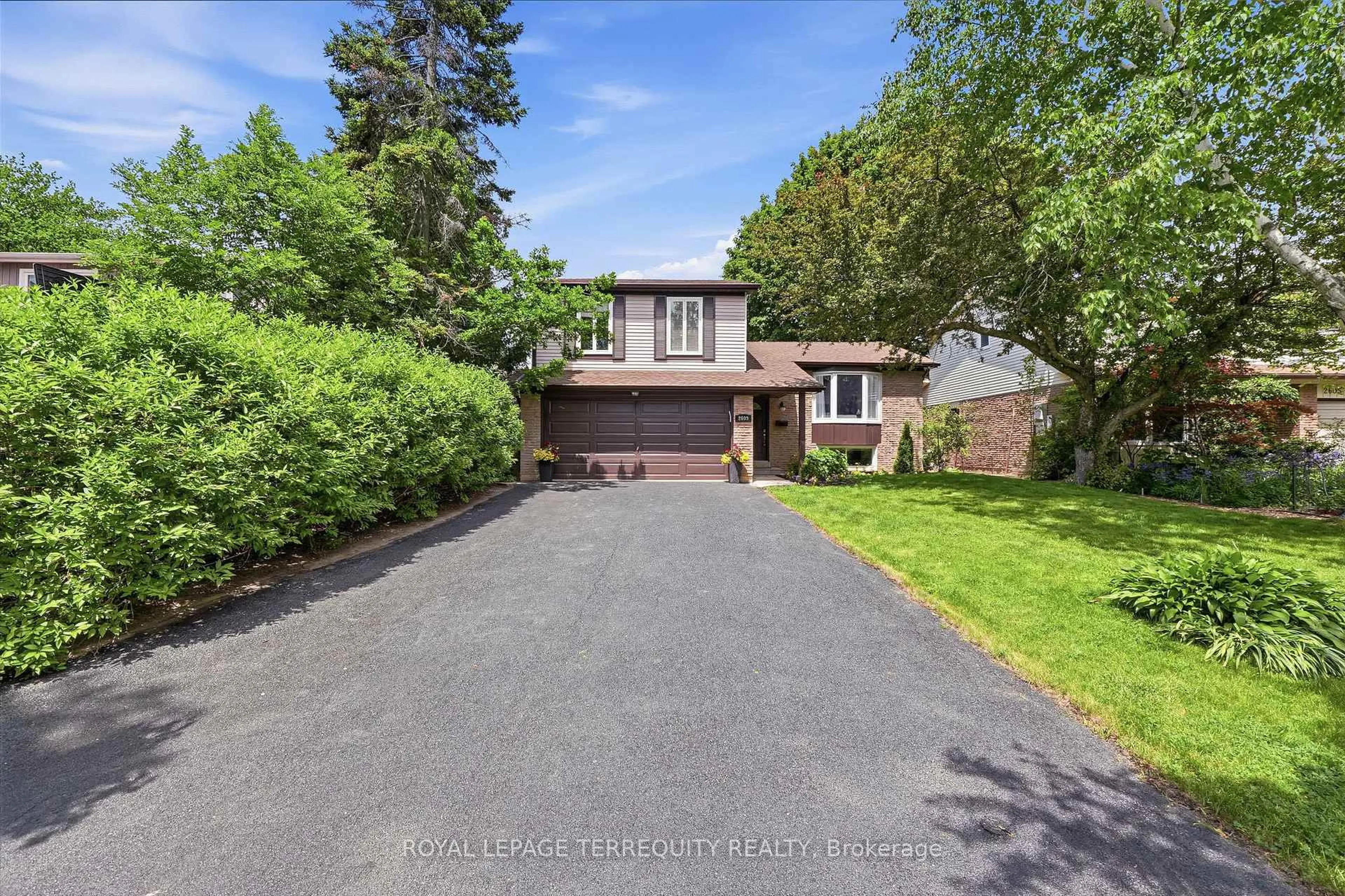 A pic from outside/outdoor area/front of a property/back of a property/a pic from drone, street for 2609 Oak Row Cres, Mississauga Ontario L5L 1P7