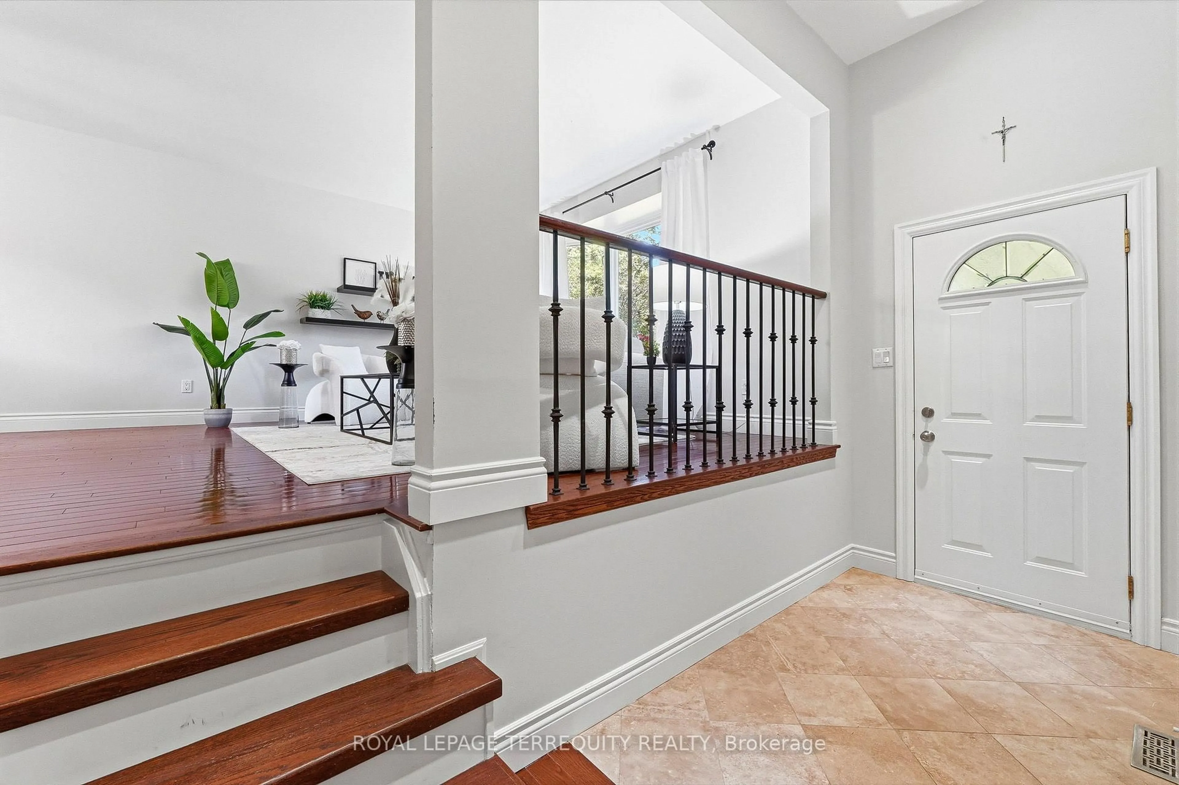 Indoor entryway for 2609 Oak Row Cres, Mississauga Ontario L5L 1P7