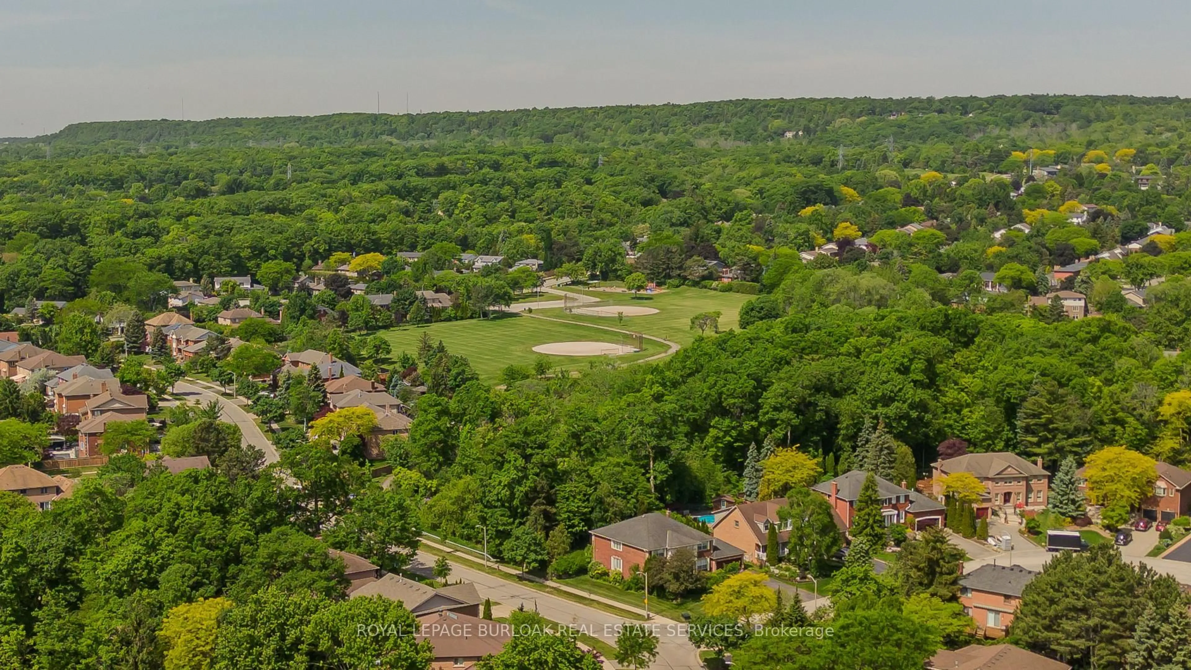 A pic from outside/outdoor area/front of a property/back of a property/a pic from drone, unknown for 1319 Janina Blvd, Burlington Ontario L7P 1K5