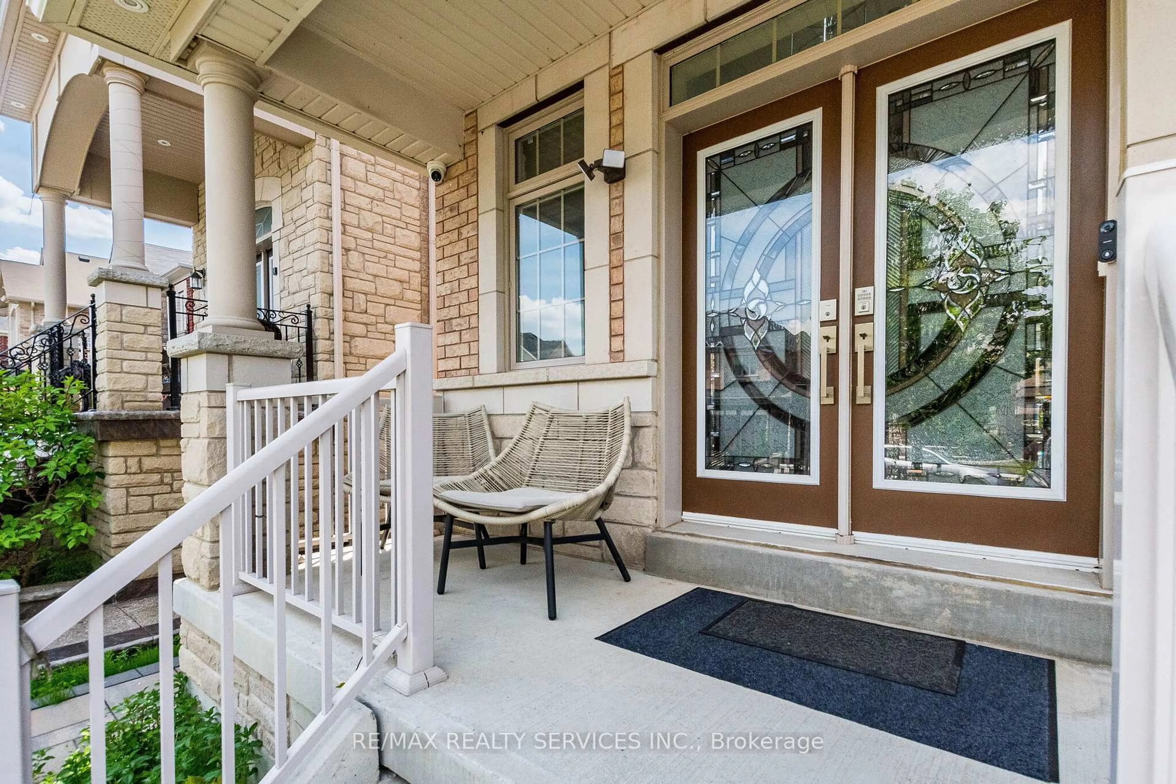 Indoor entryway for 10 Pinedale Ave, Caledon Ontario L7C 3Z4