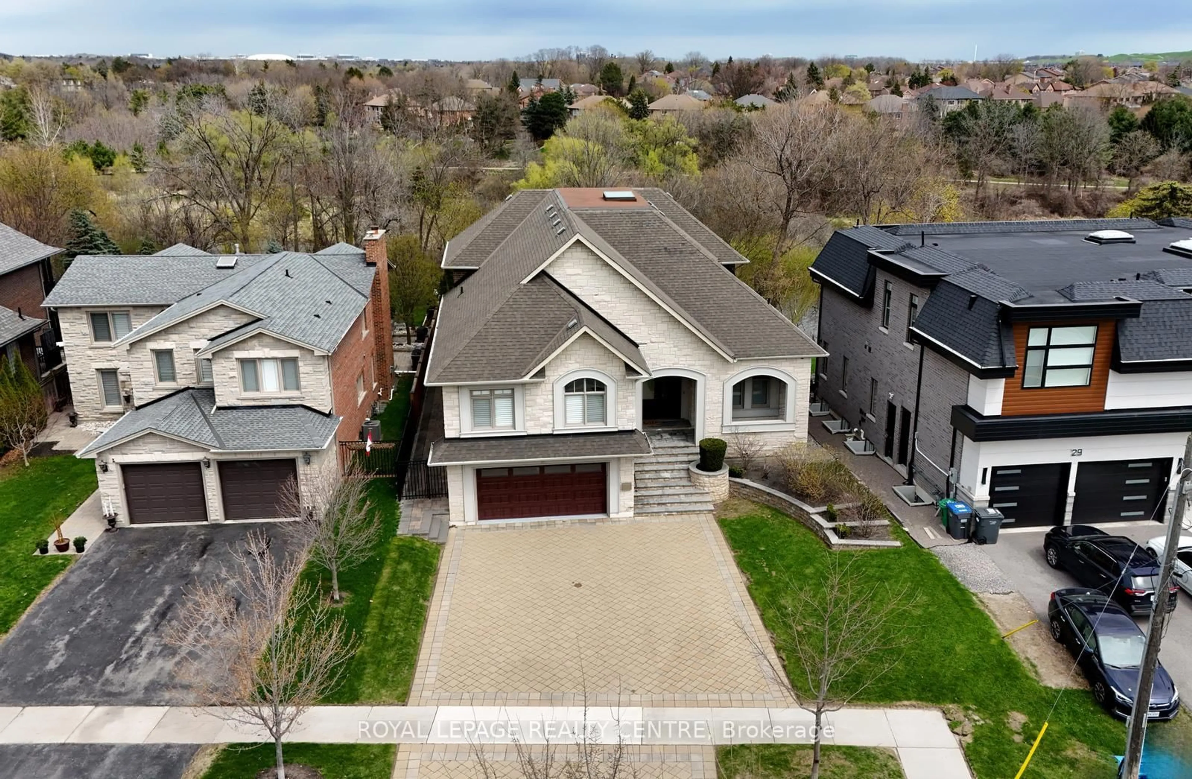 A pic from outside/outdoor area/front of a property/back of a property/a pic from drone, street for 31 Plainsman Rd, Mississauga Ontario L5N 1C4