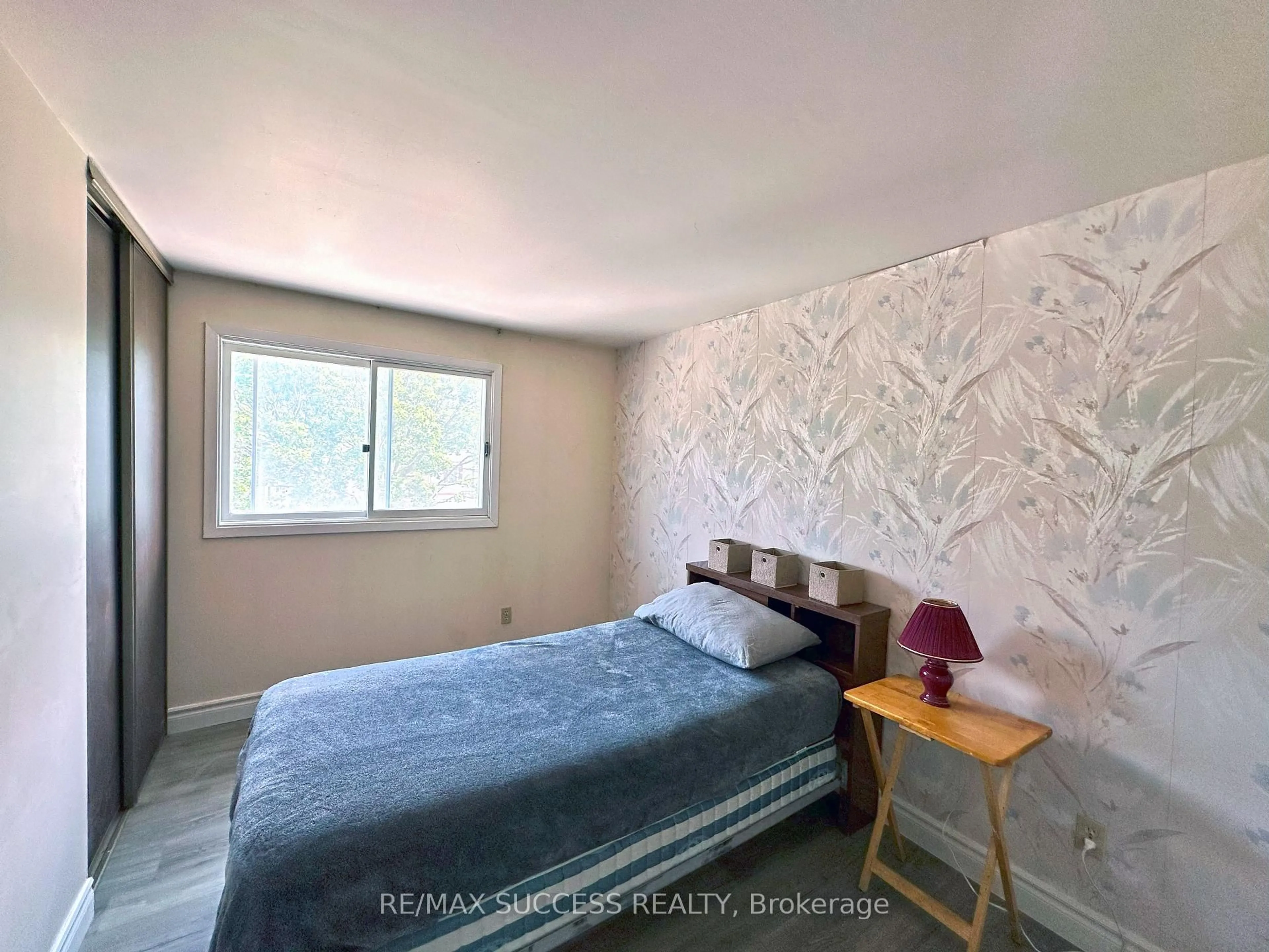 A pic of a room for 571 Minette Circ, Mississauga Ontario L5A 3B9