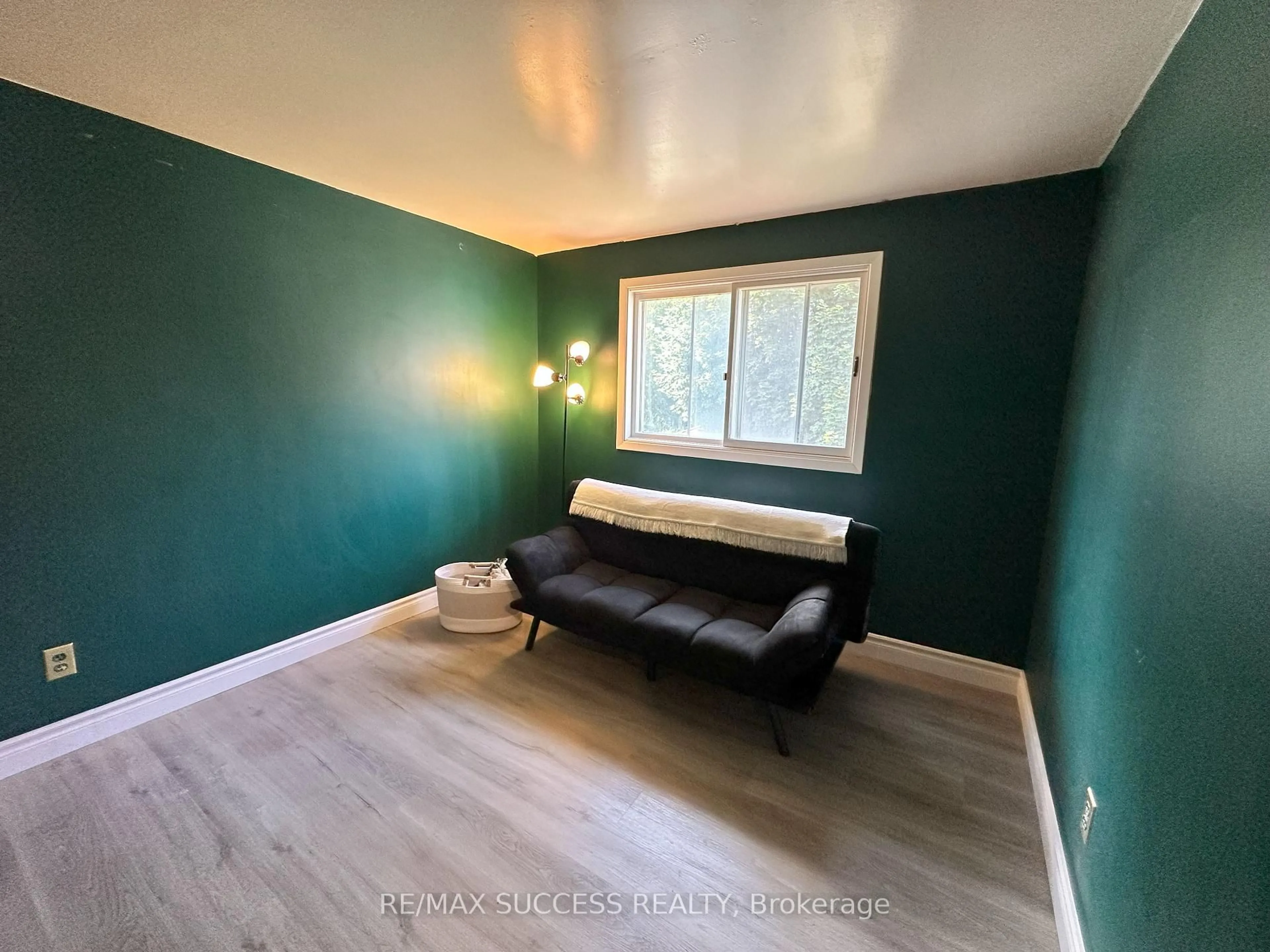 A pic of a room for 571 Minette Circ, Mississauga Ontario L5A 3B9