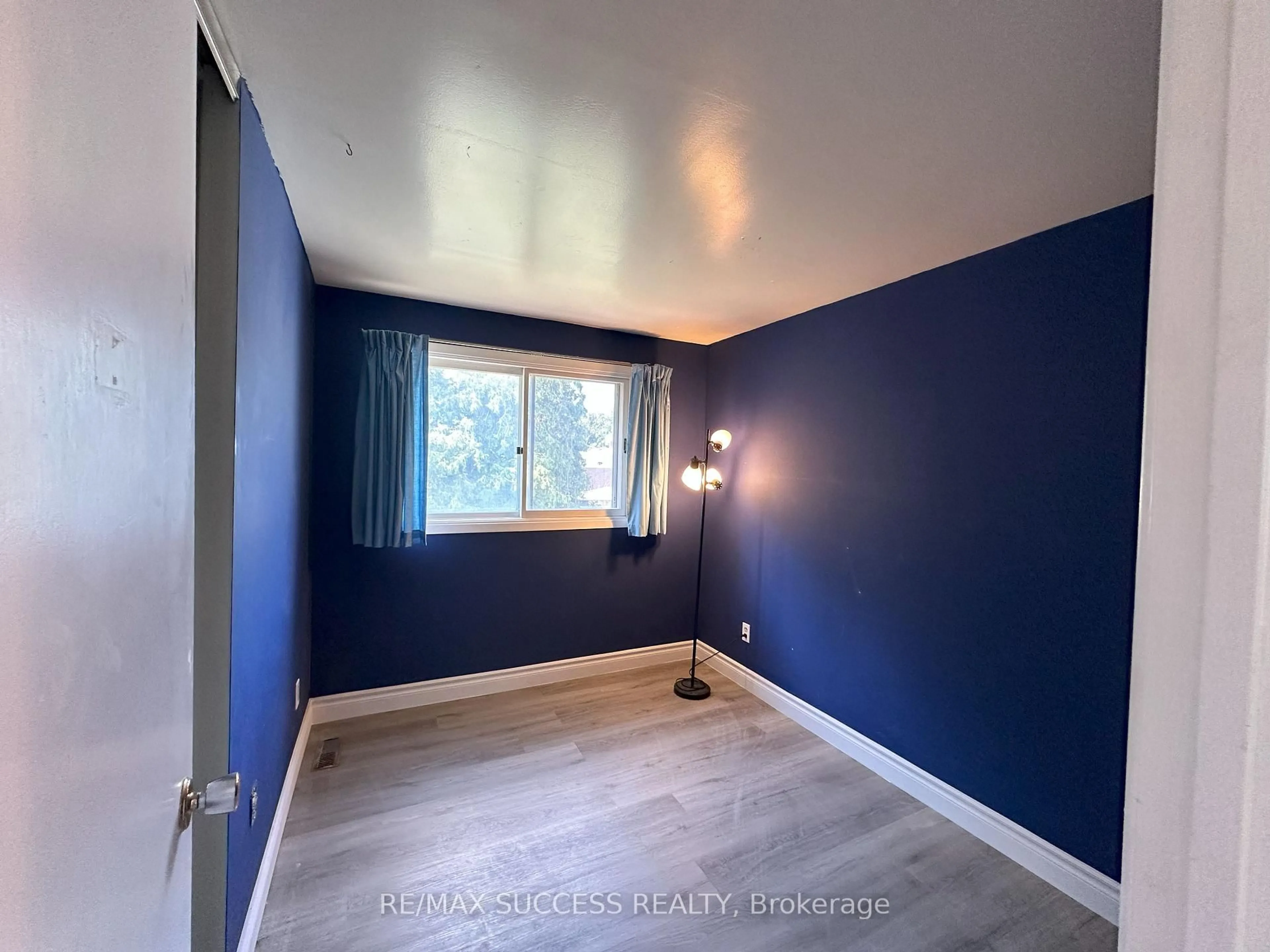 A pic of a room for 571 Minette Circ, Mississauga Ontario L5A 3B9