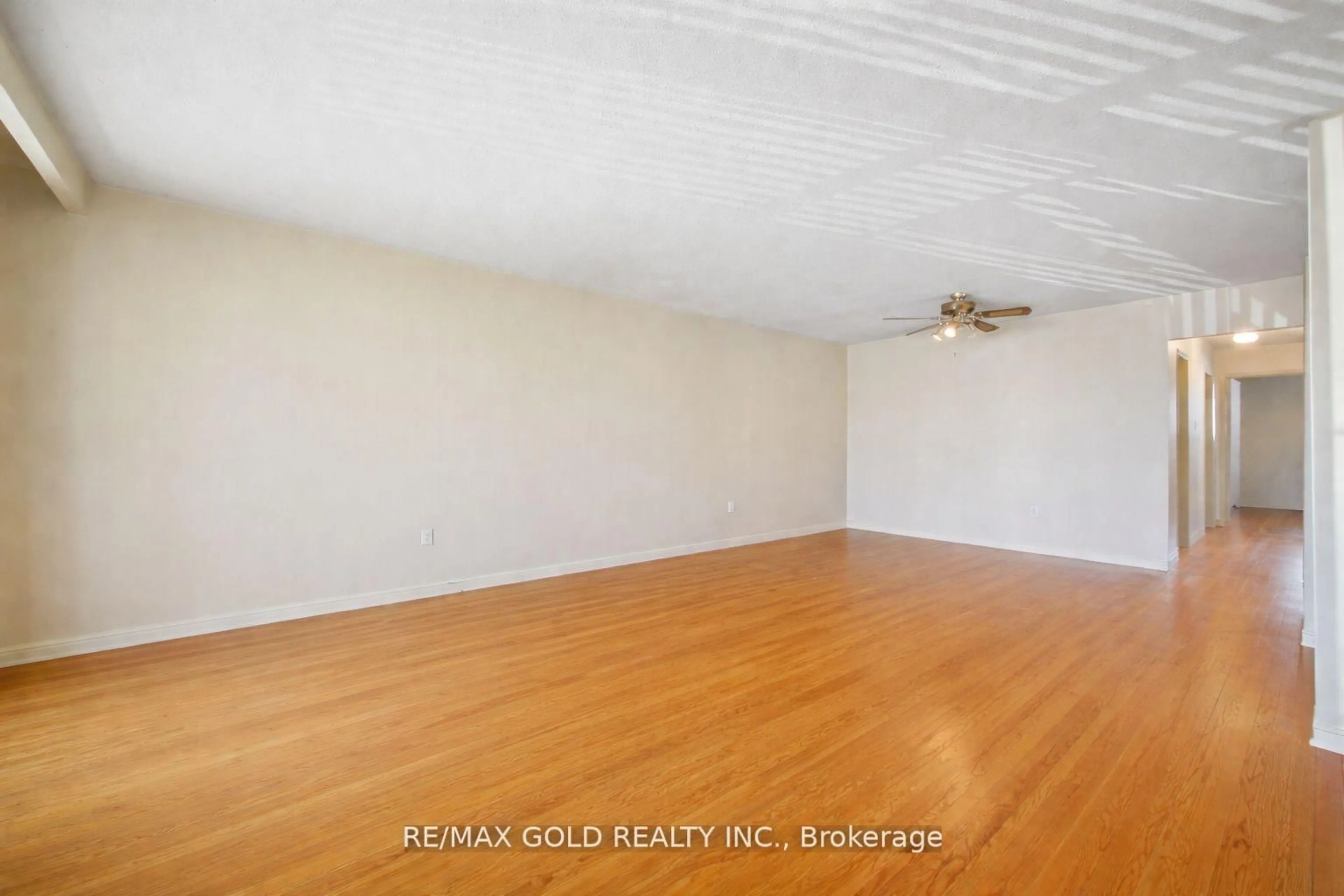 A pic of a room for 877 Consort Cres, Mississauga Ontario L5C 1J8