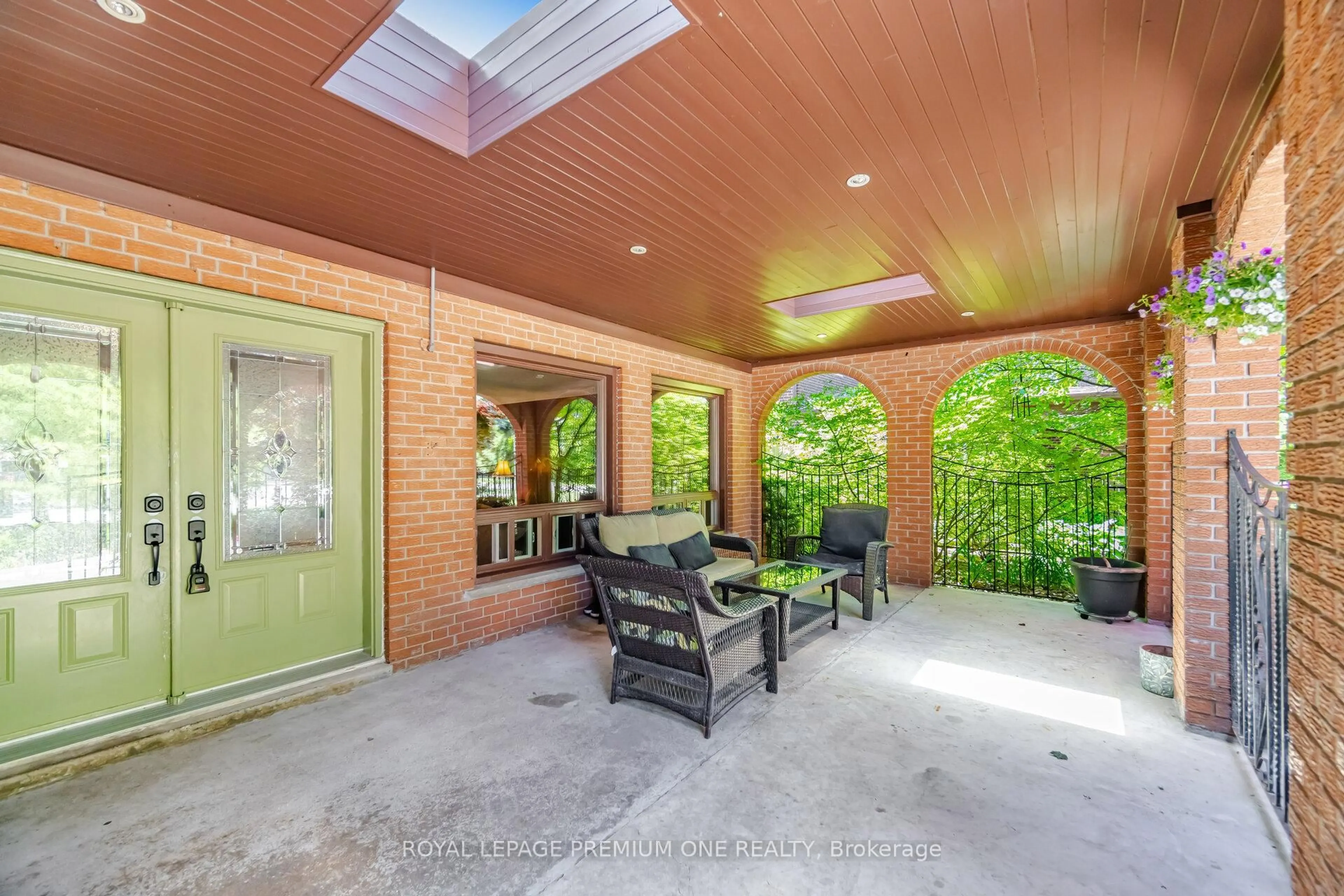 Patio, street for 2301 Nikanna Rd, Mississauga Ontario L5C 2W8