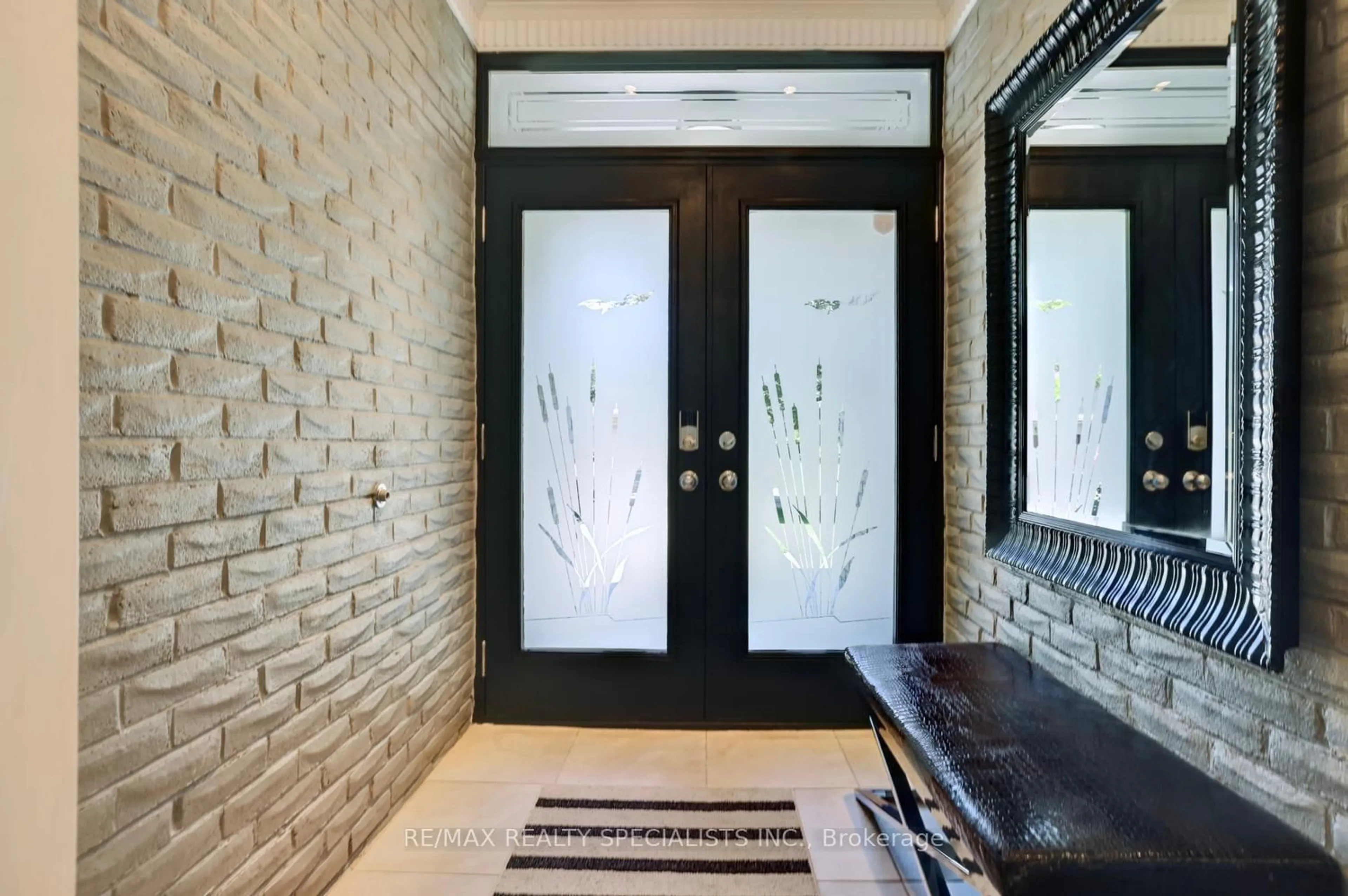 Indoor entryway for 34 Kenninghall Blvd, Mississauga Ontario L5N 1J4