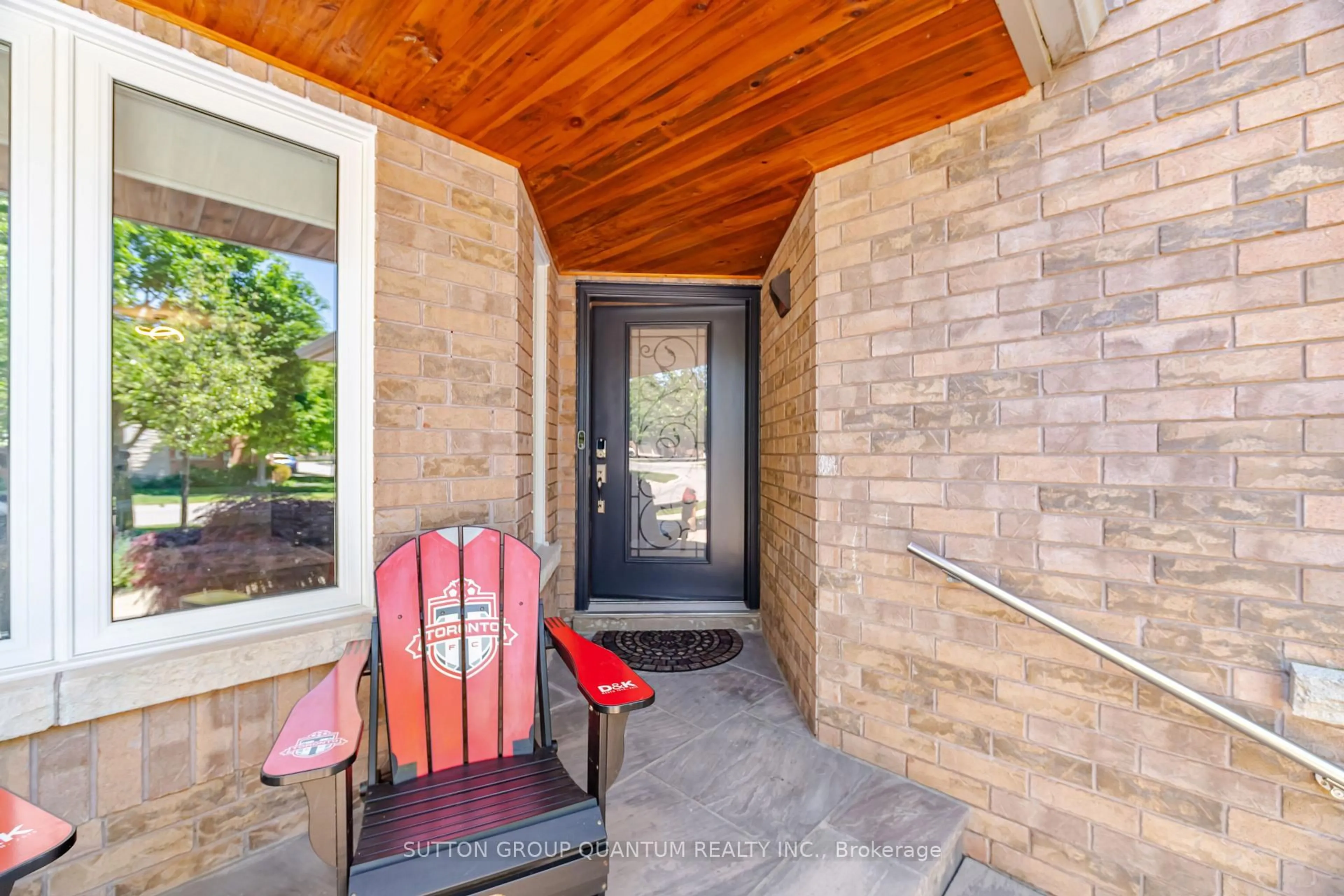 Indoor entryway for 490 Grovehill Rd, Oakville Ontario L6H 6L2