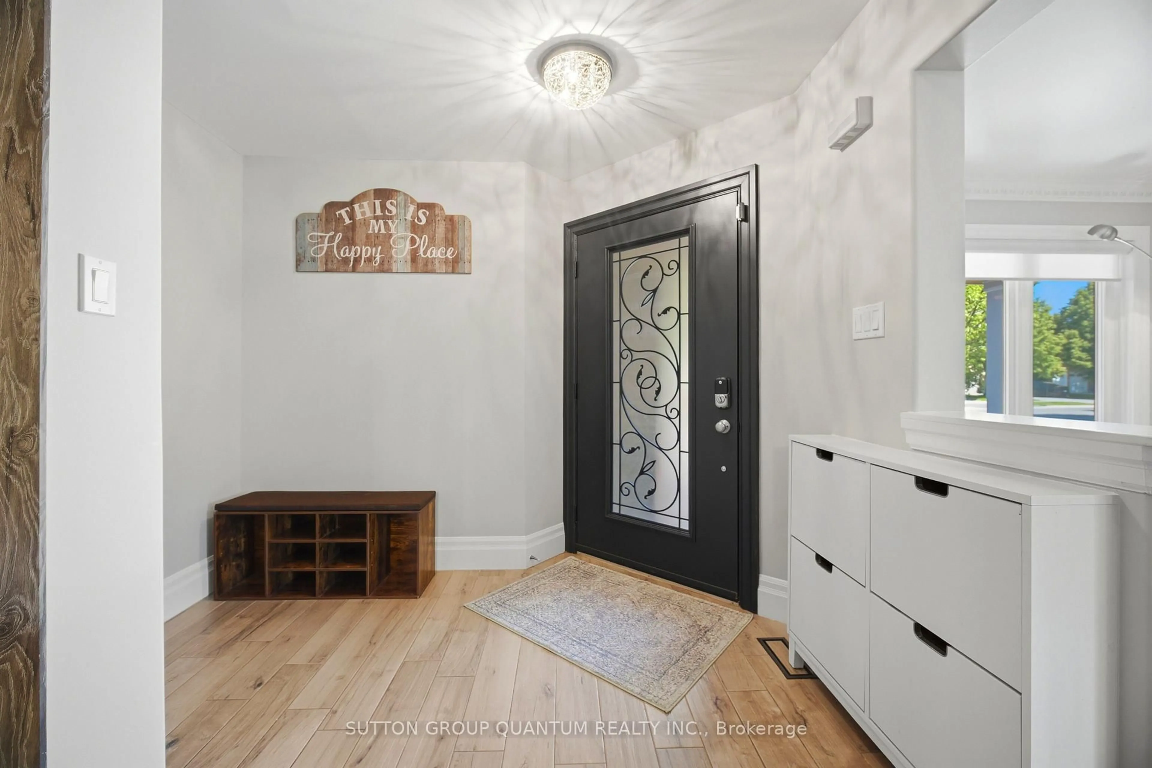 Indoor entryway for 490 Grovehill Rd, Oakville Ontario L6H 6L2