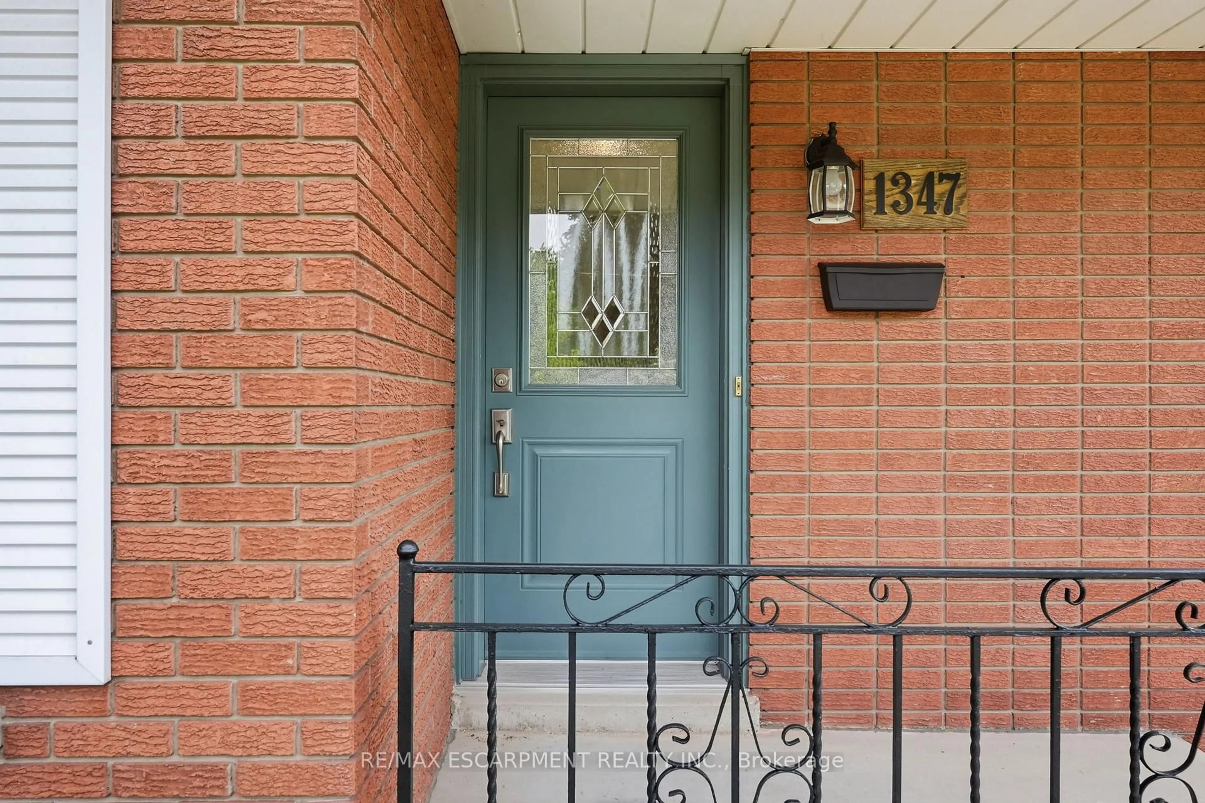 Indoor entryway for 1347 Fisher Ave, Burlington Ontario L7P 2L7