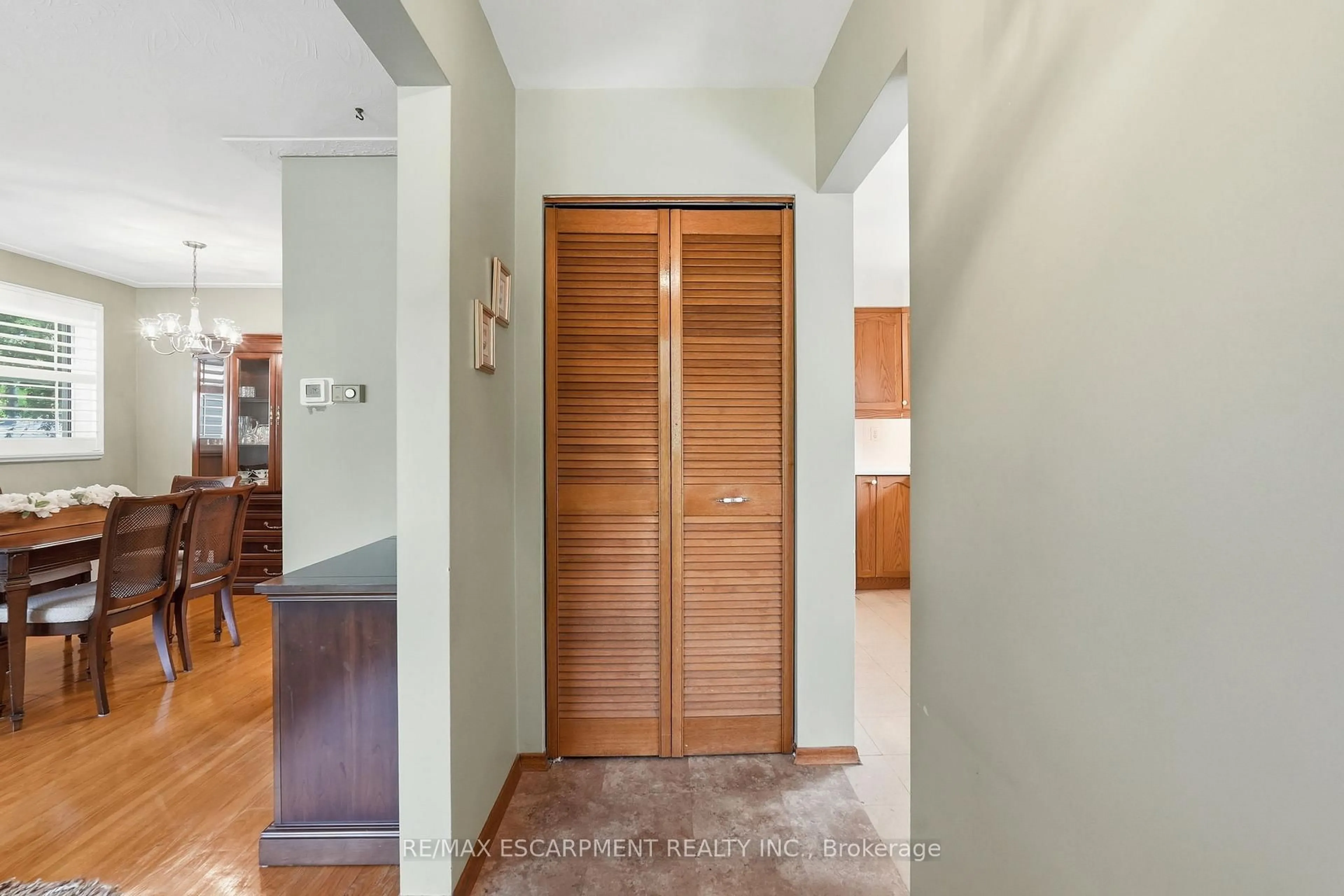 Indoor entryway for 1347 Fisher Ave, Burlington Ontario L7P 2L7