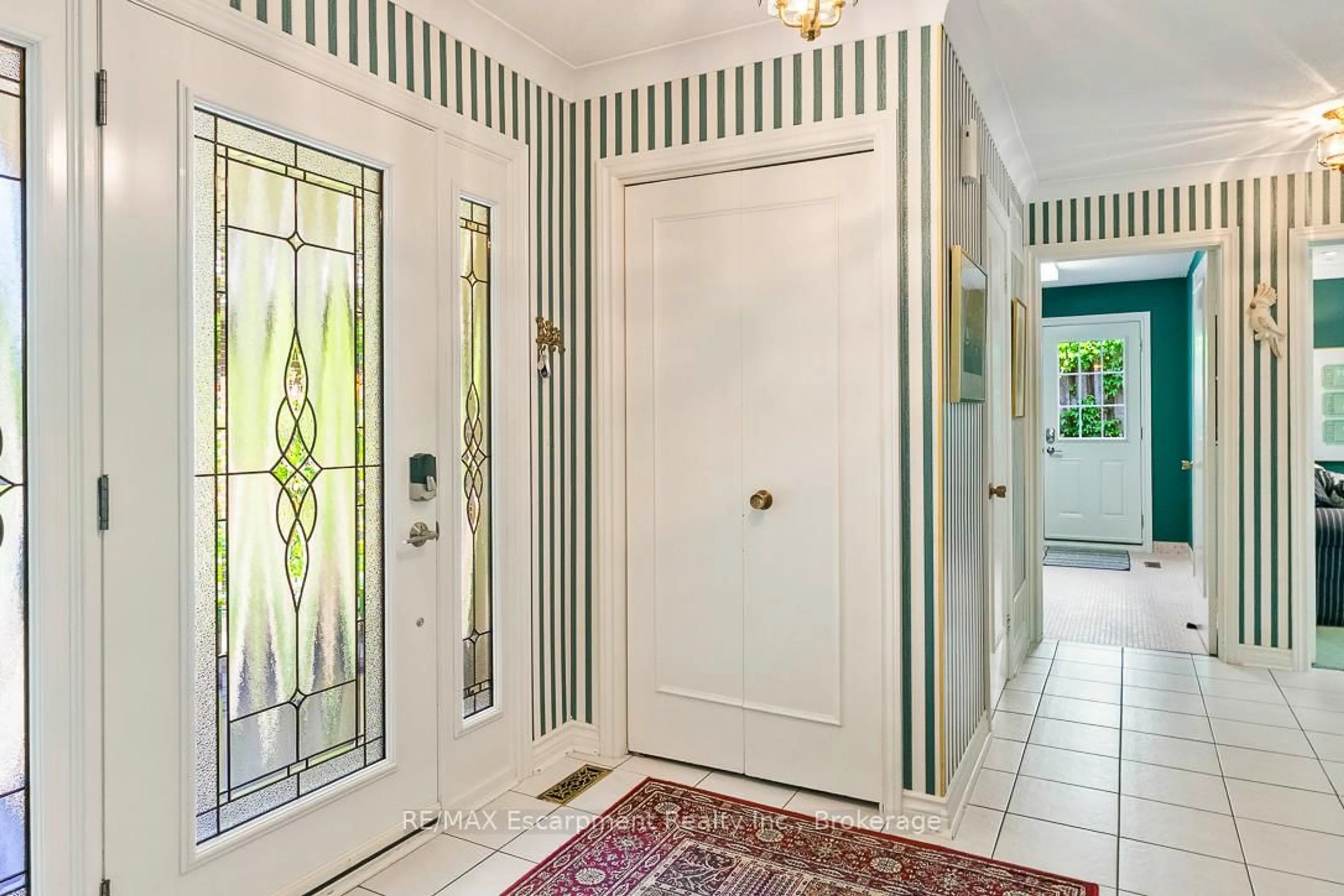 Indoor entryway for 255 Spring Garden Rd, Oakville Ontario L6L 5H5