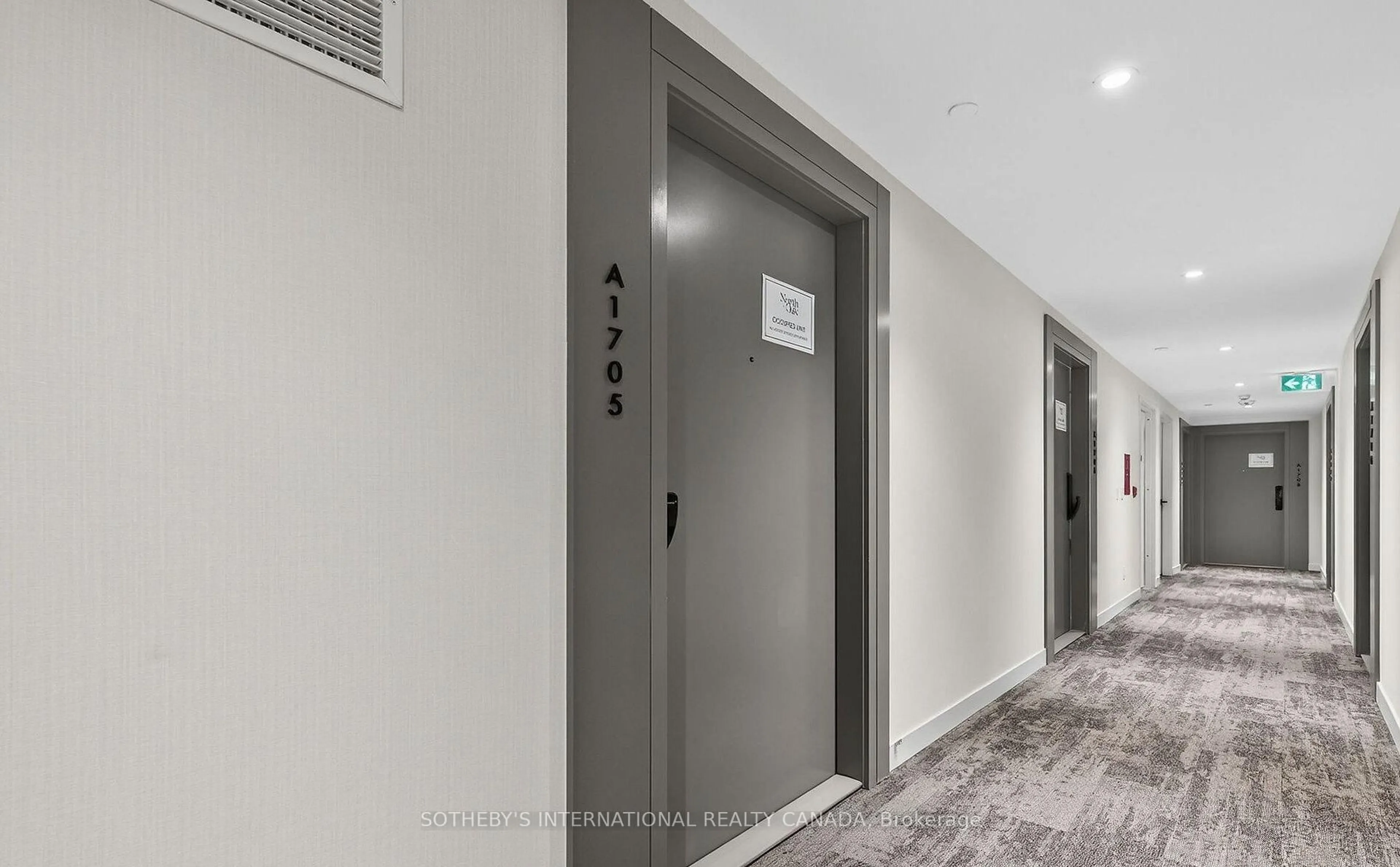 Indoor foyer for 3079 Trafalgar Rd #1005, Oakville Ontario L6H 8C5