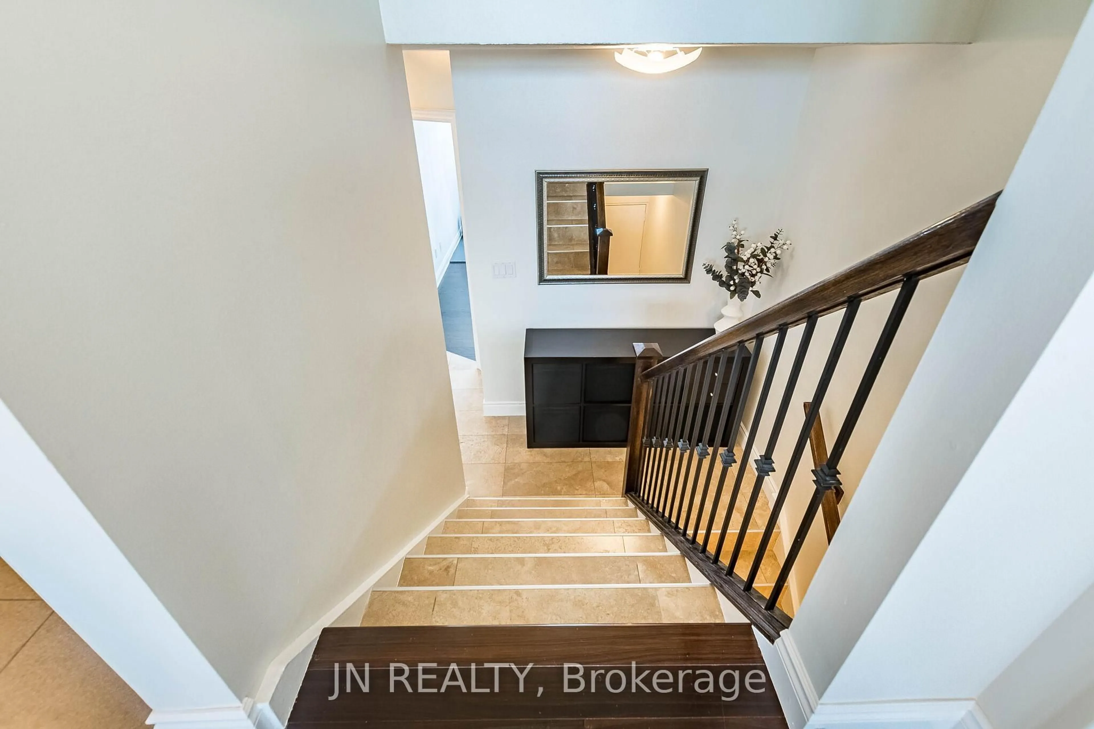 Indoor entryway for 188 Mill St #409, Brampton Ontario L6Y 1T8