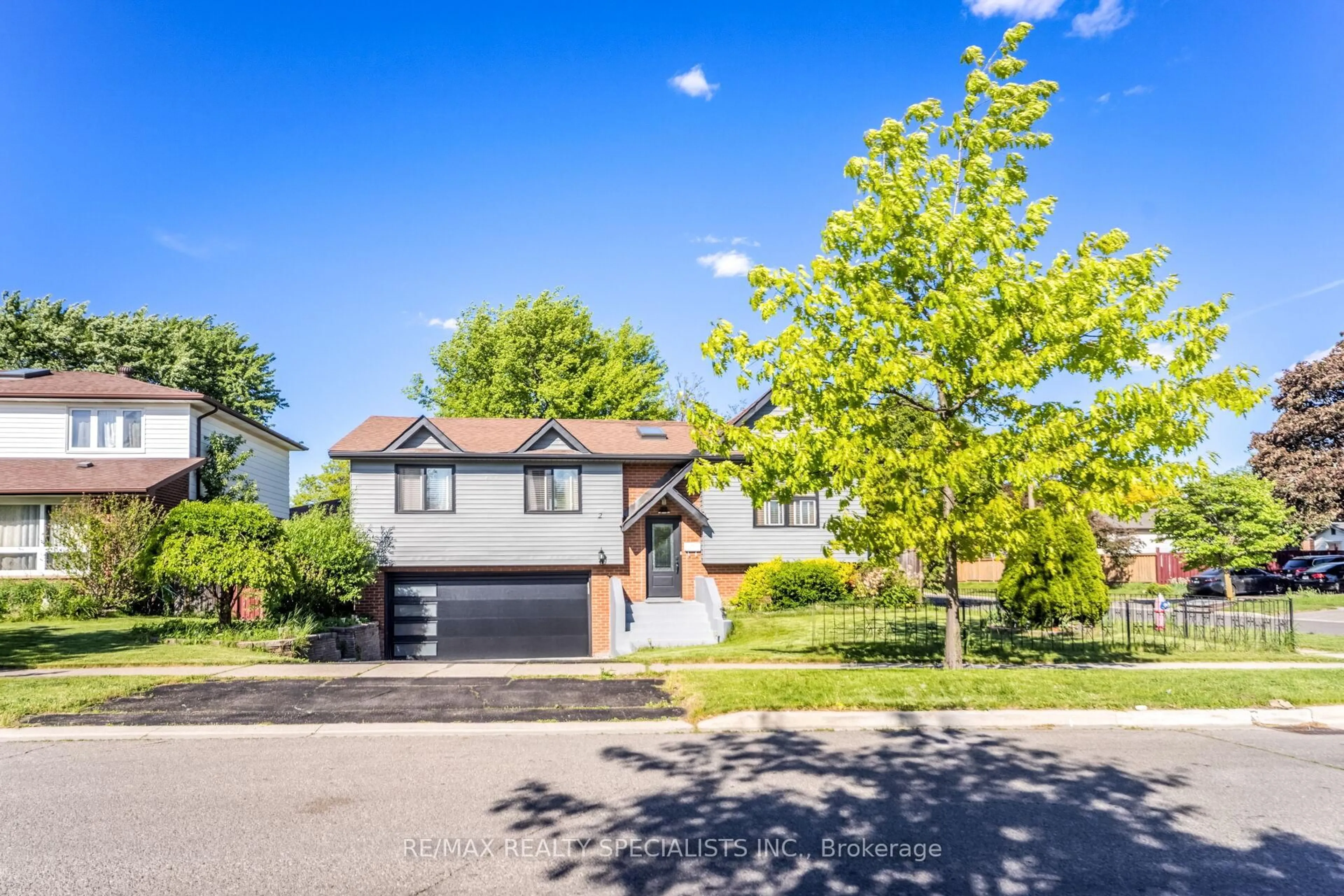 Home with vinyl exterior material, street for 2 Ivybridge Dr, Brampton Ontario L6V 2X2