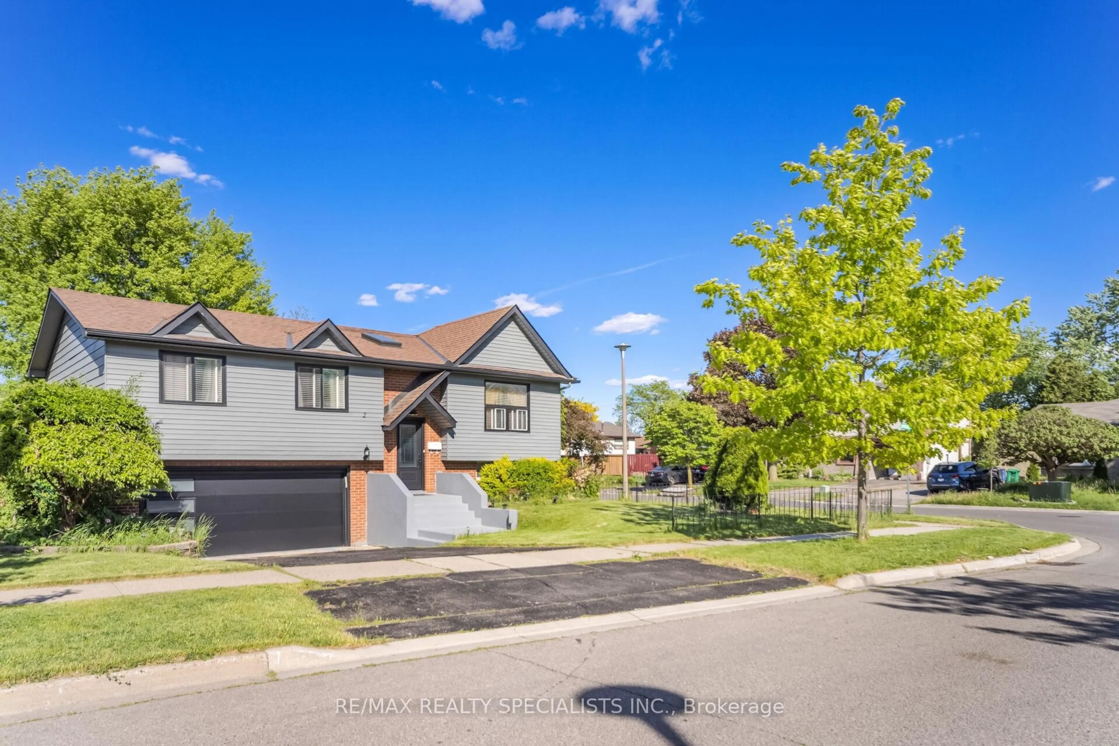 A pic from outside/outdoor area/front of a property/back of a property/a pic from drone, street for 2 Ivybridge Dr, Brampton Ontario L6V 2X2