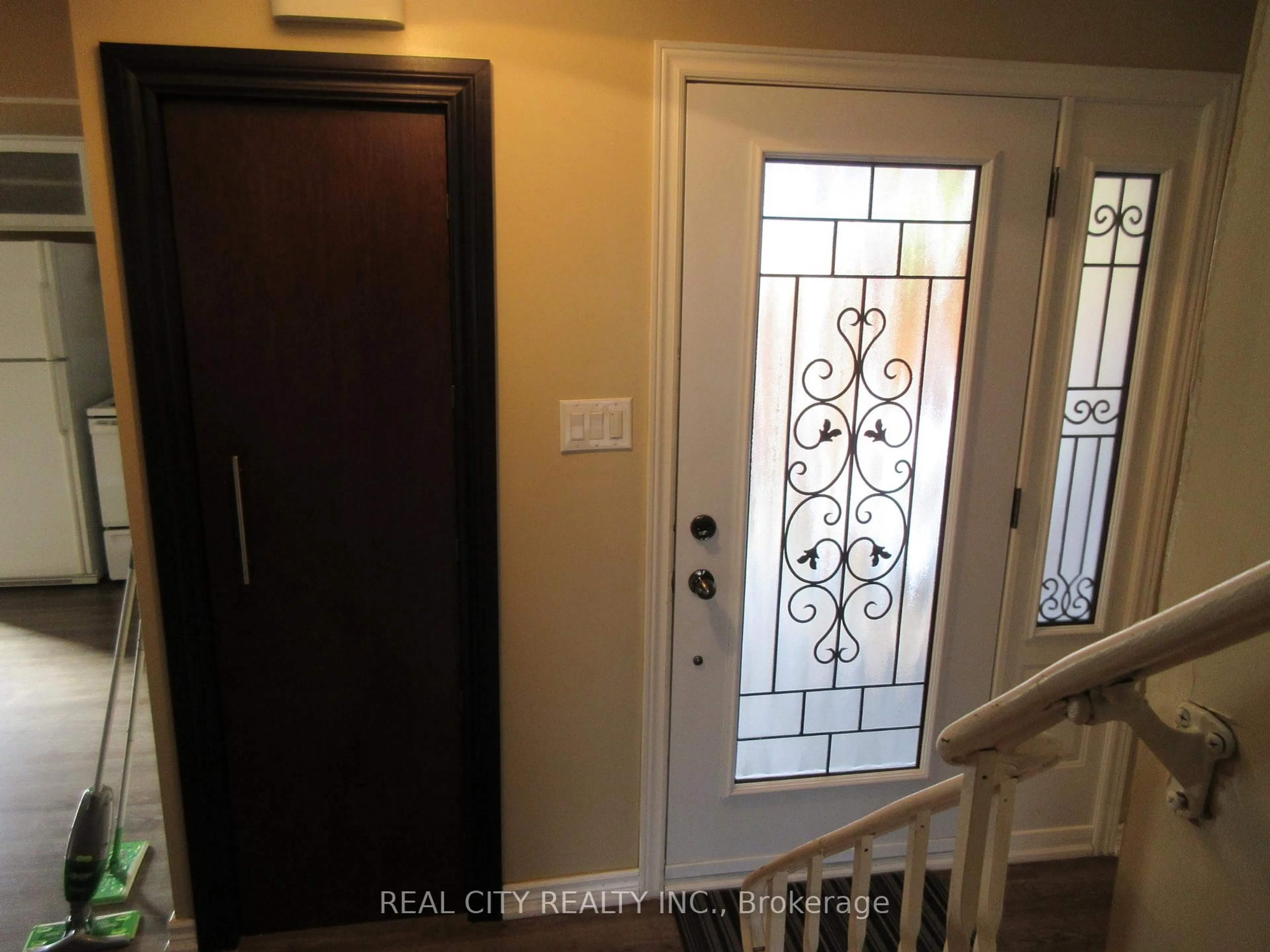 Indoor entryway for 2290 Delkus Cres, Mississauga Ontario L5A 1K7