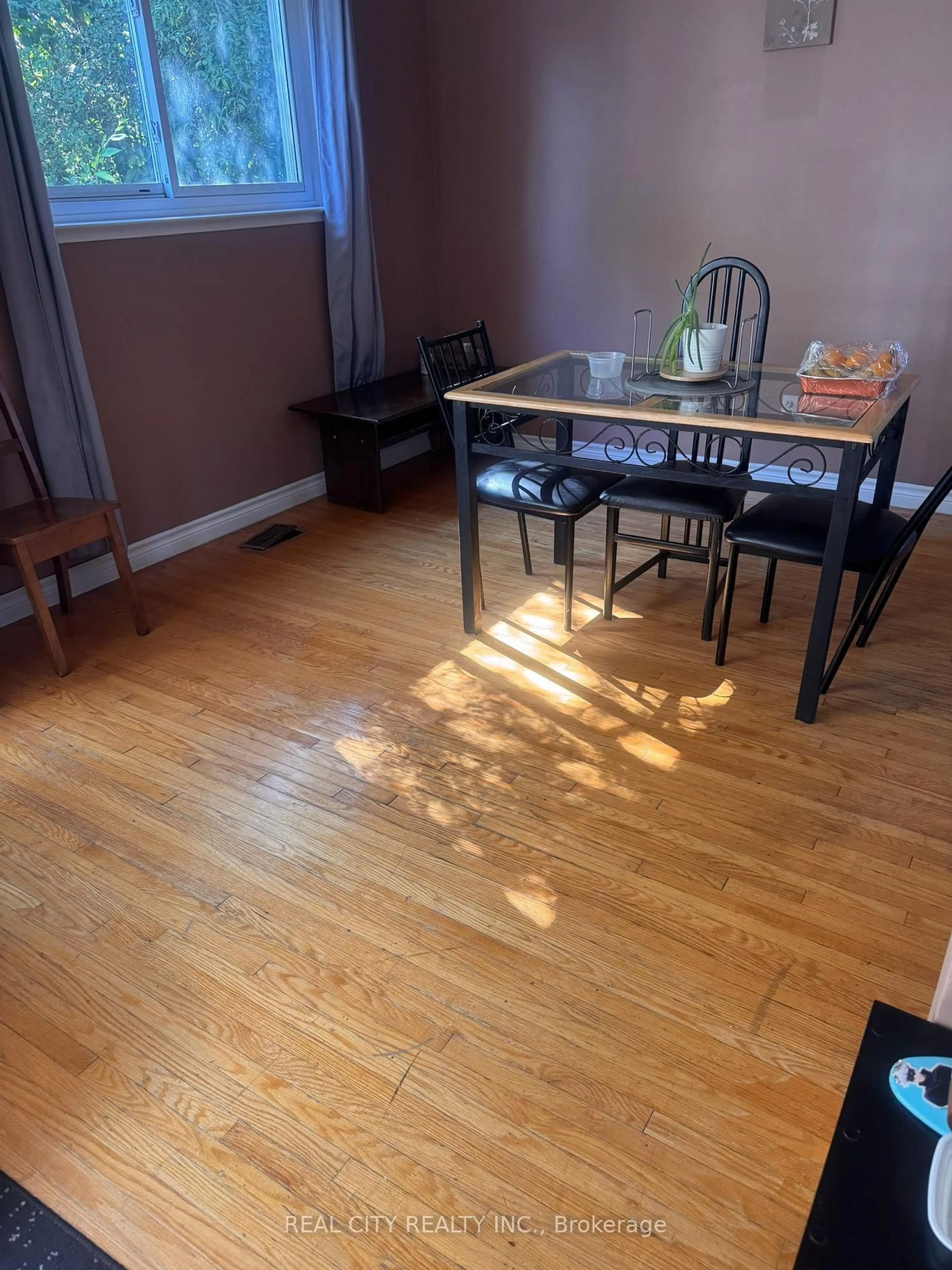A pic of a room for 2290 Delkus Cres, Mississauga Ontario L5A 1K7