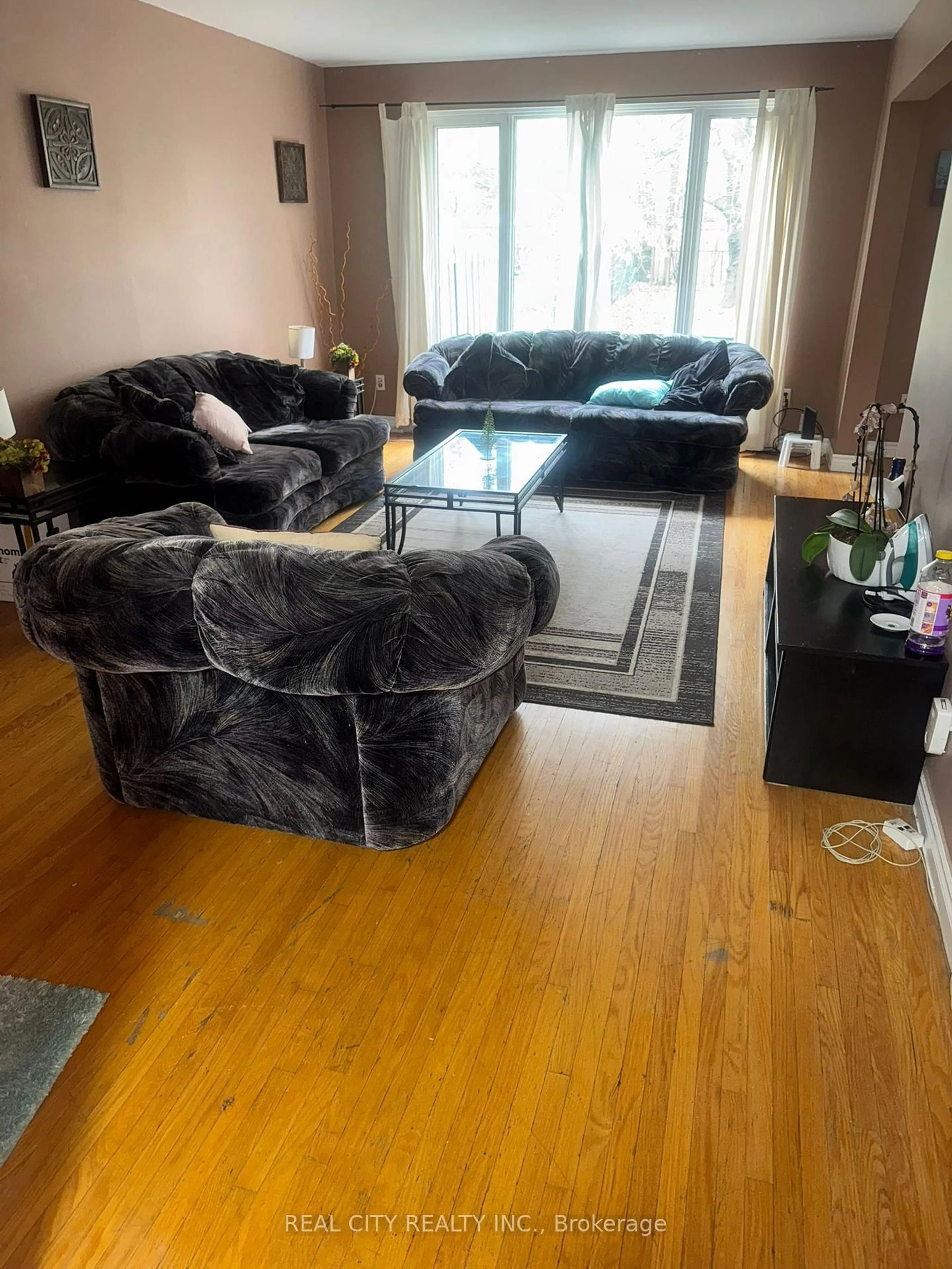 Living room with furniture, unknown for 2290 Delkus Cres, Mississauga Ontario L5A 1K7