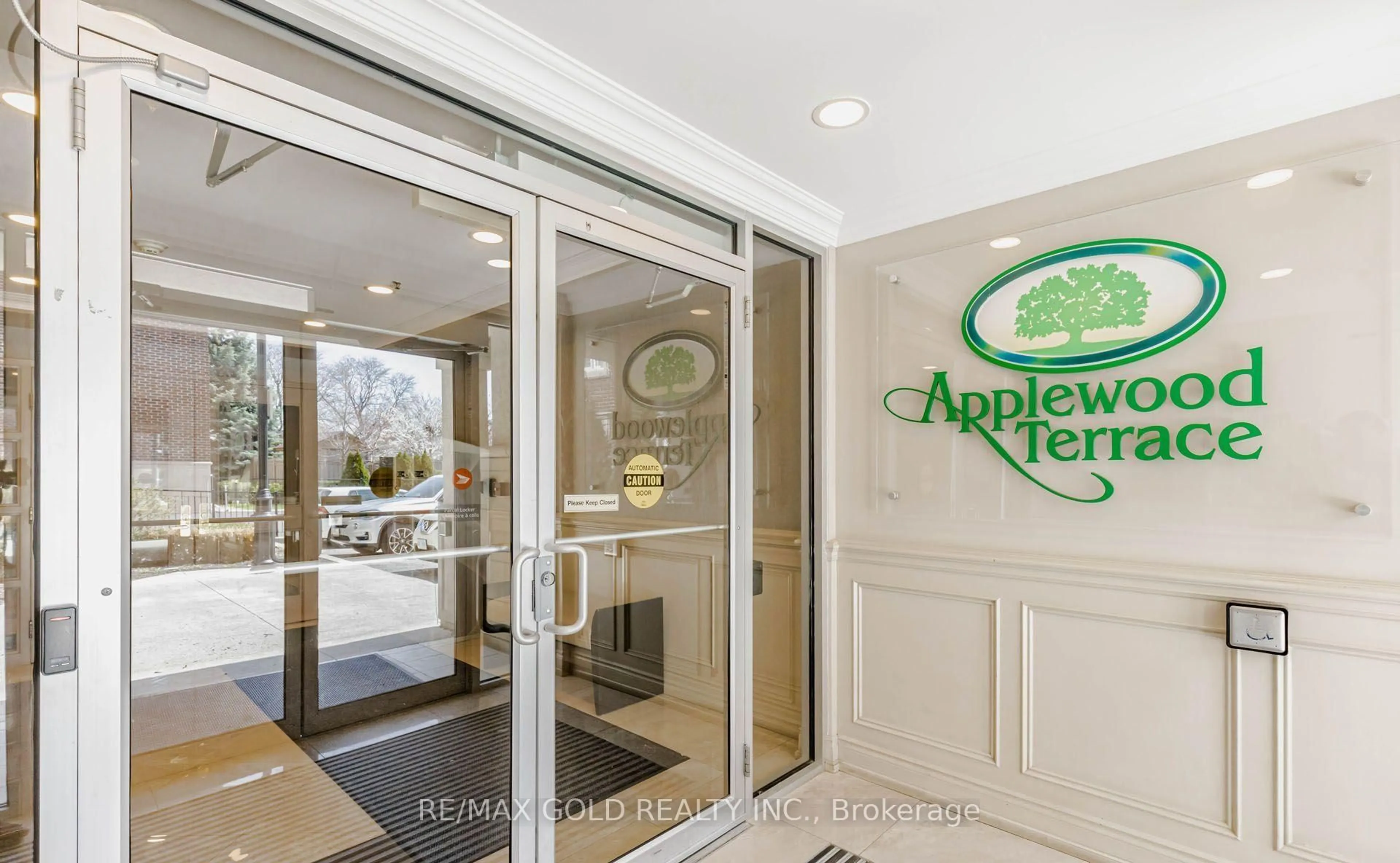 Indoor foyer for 3351 Cawthra Rd #223, Mississauga Ontario L5A 4N5