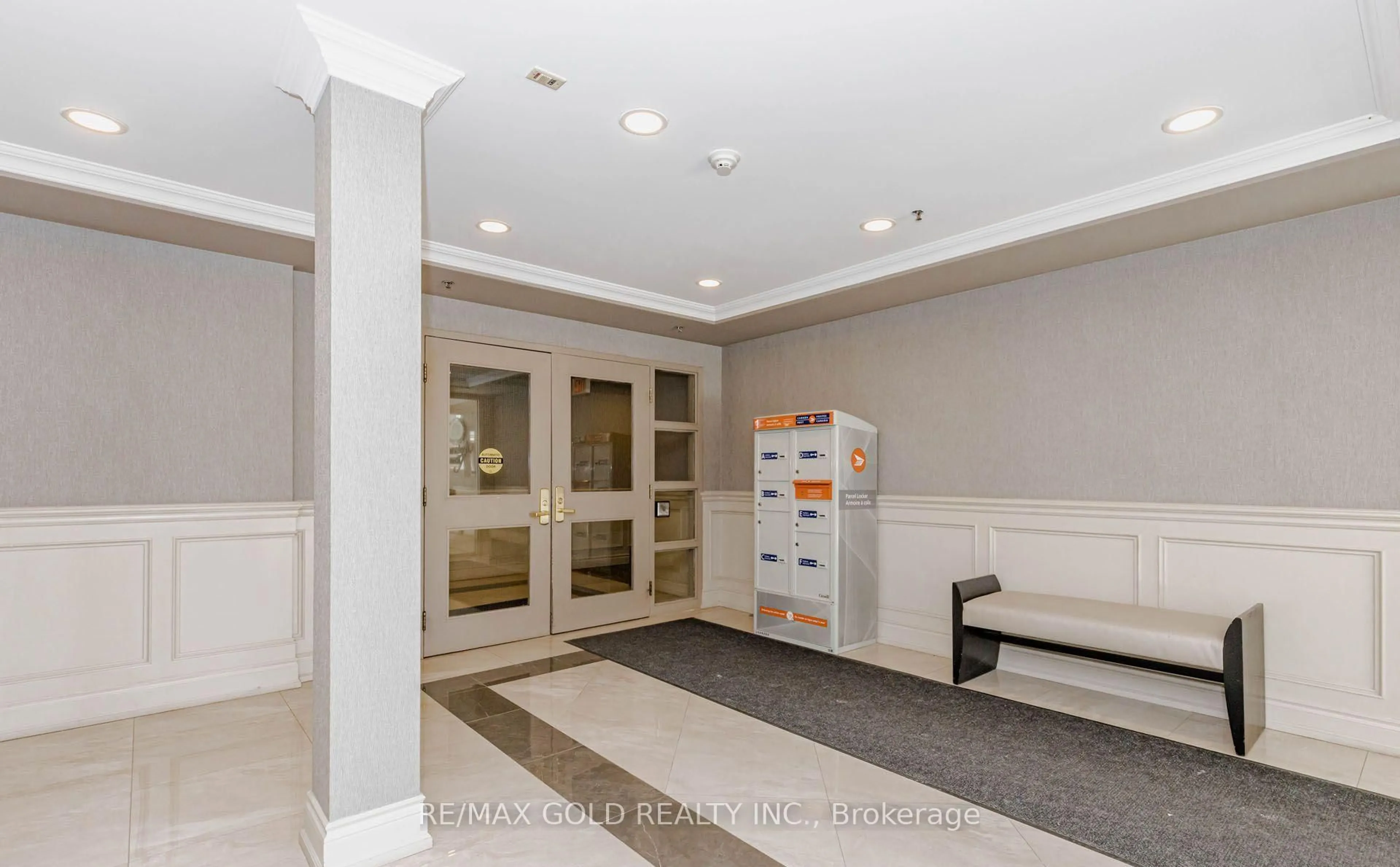 Indoor foyer for 3351 Cawthra Rd #223, Mississauga Ontario L5A 4N5