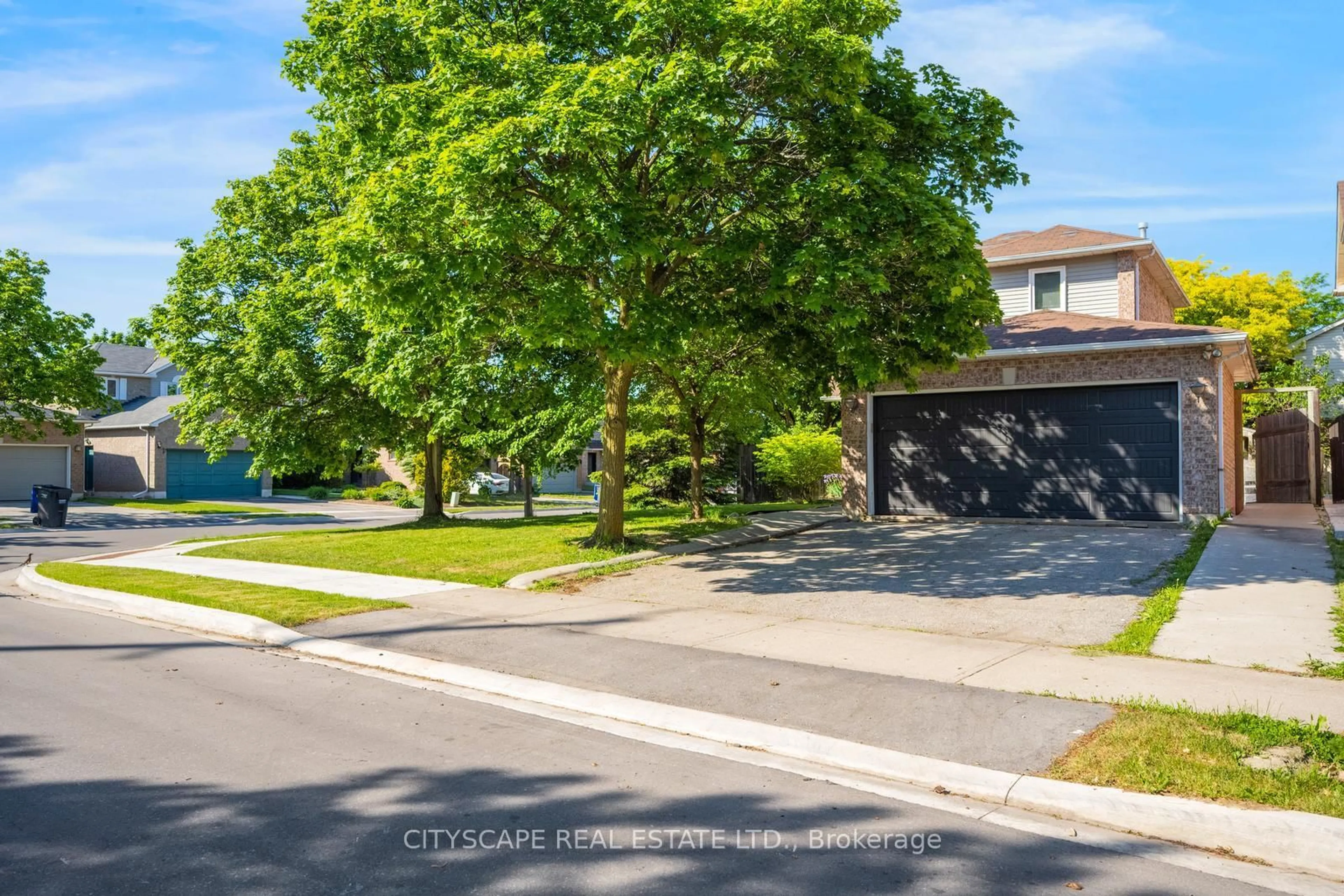 A pic from outside/outdoor area/front of a property/back of a property/a pic from drone, street for 65 Mullis Cres, Brampton Ontario L6Y 4S9
