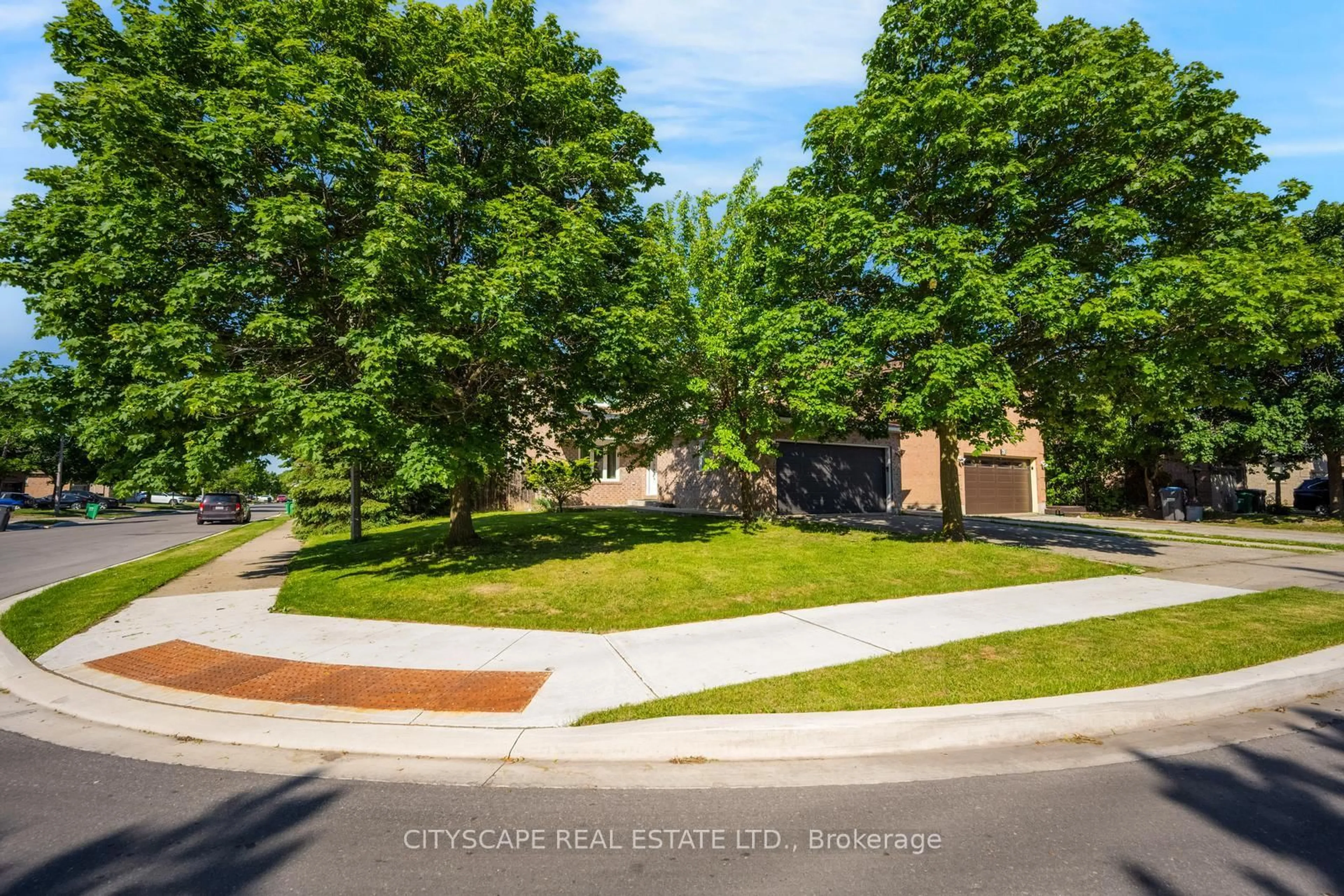 A pic from outside/outdoor area/front of a property/back of a property/a pic from drone, street for 65 Mullis Cres, Brampton Ontario L6Y 4S9