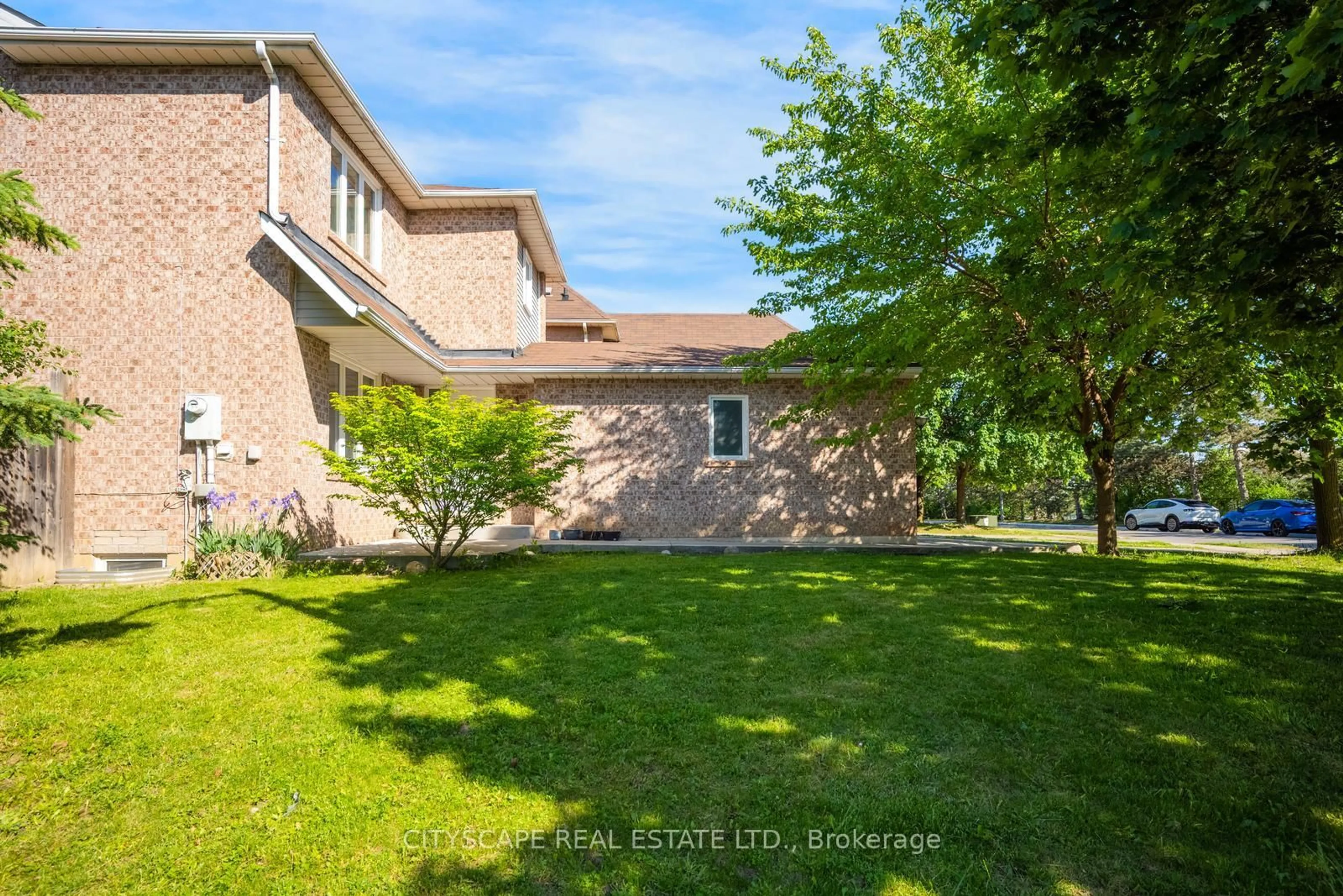 A pic from outside/outdoor area/front of a property/back of a property/a pic from drone, street for 65 Mullis Cres, Brampton Ontario L6Y 4S9