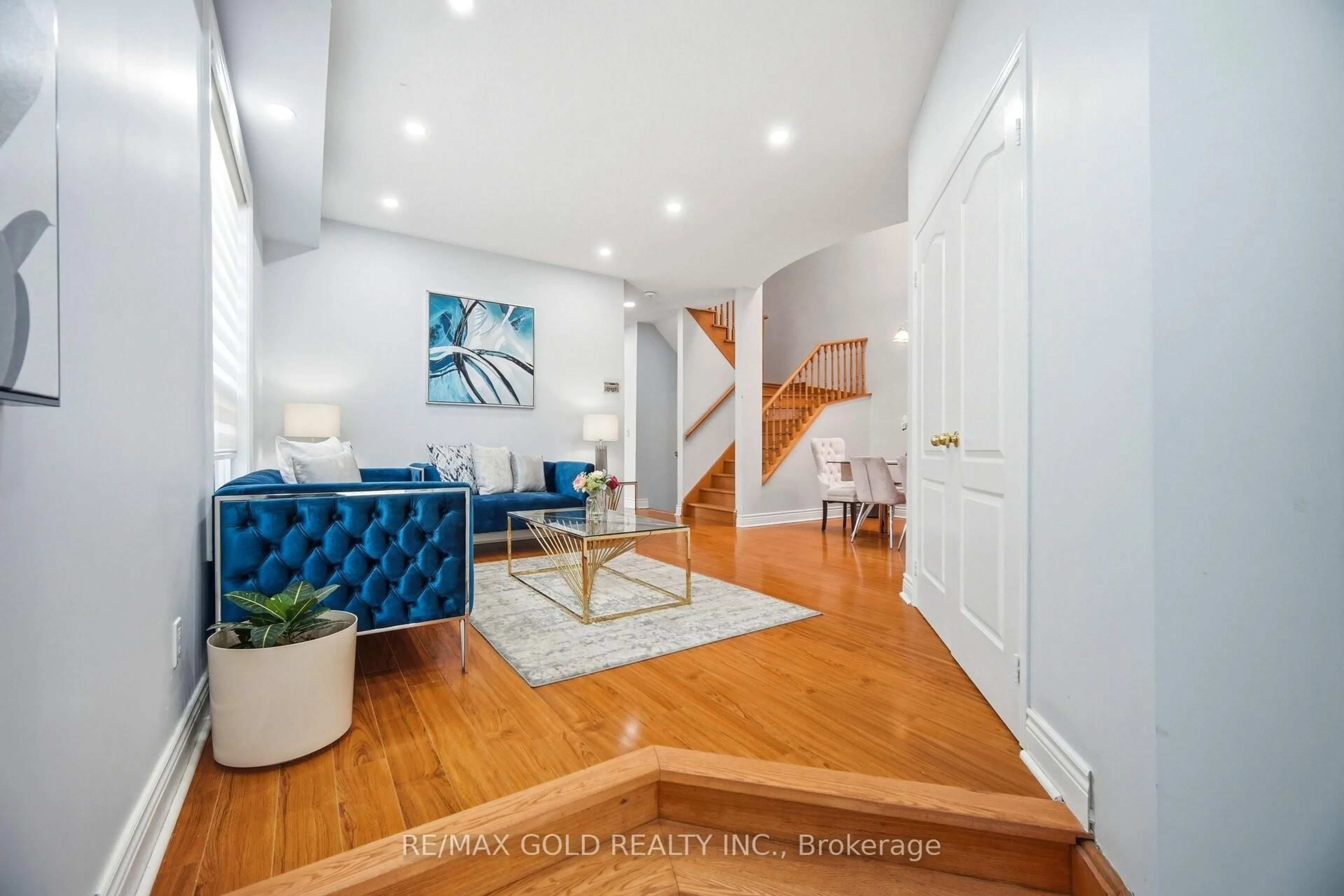 Indoor entryway for 10 Inwood Pl, Brampton Ontario L6R 1T2