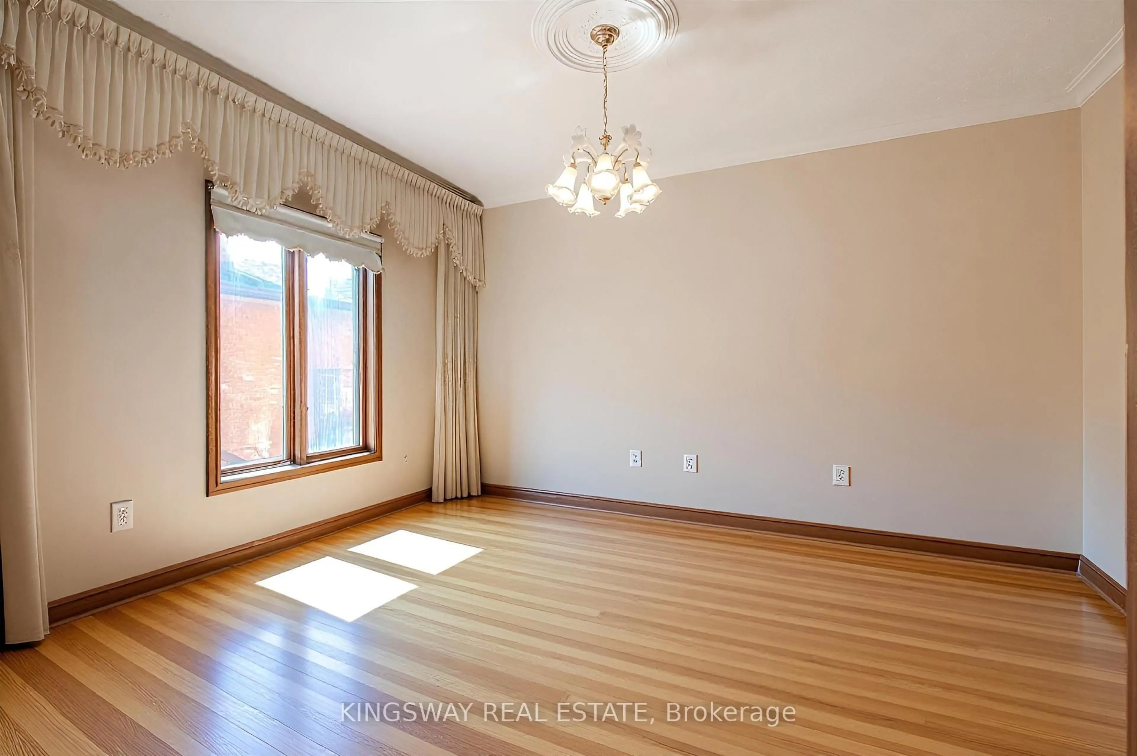 A pic of a room for 27 Mulholland Ave, Toronto Ontario M6A 2S1