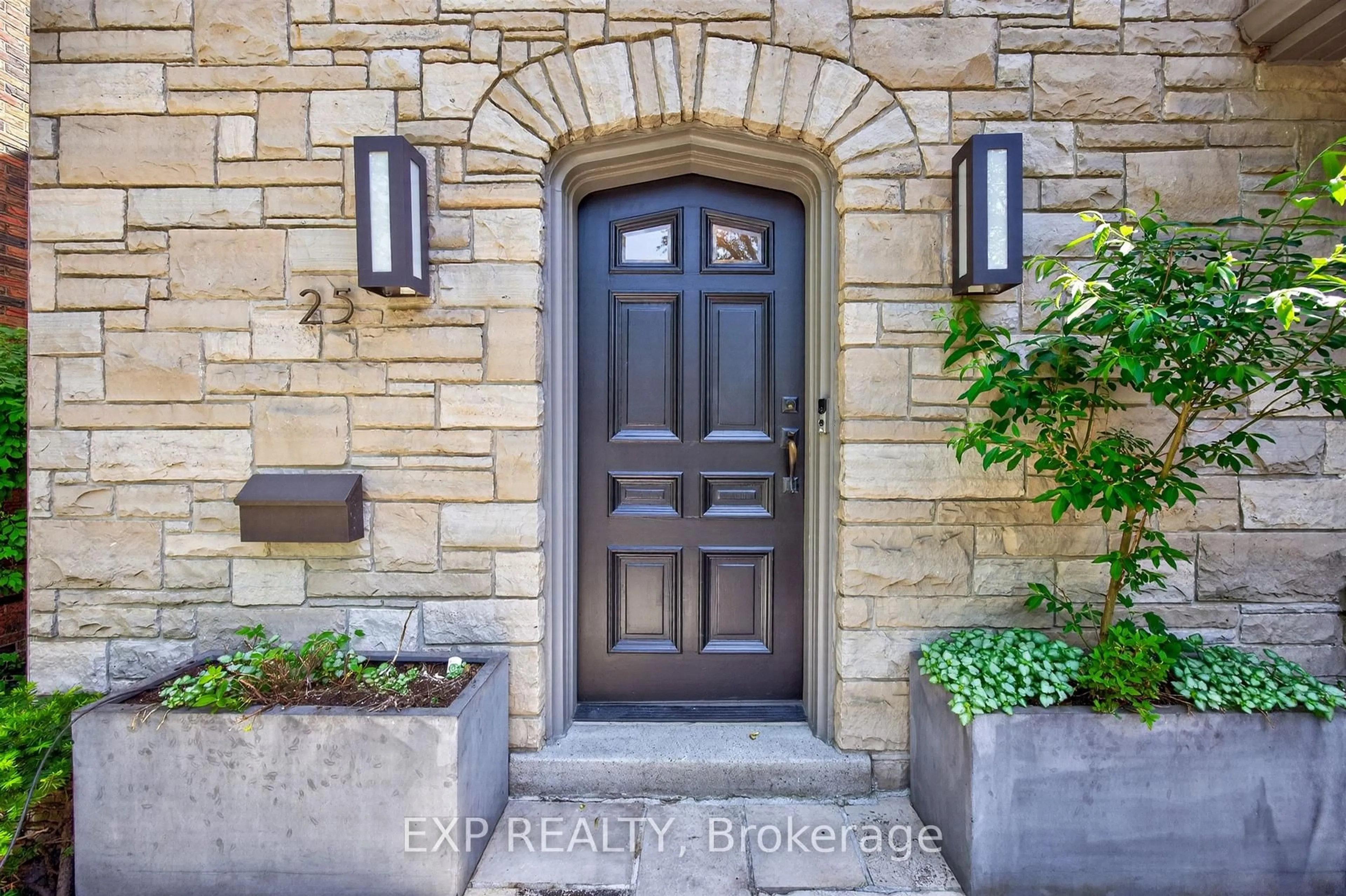 Indoor entryway for 25 Kingsgarden Rd, Toronto Ontario M8X 1S7