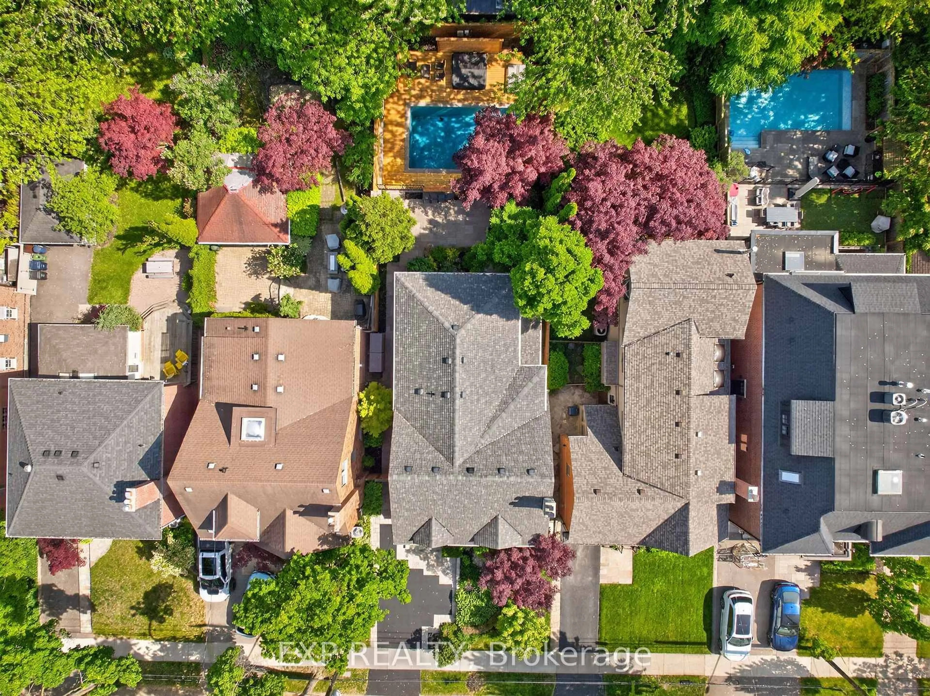 A pic from outside/outdoor area/front of a property/back of a property/a pic from drone, street for 25 Kingsgarden Rd, Toronto Ontario M8X 1S7