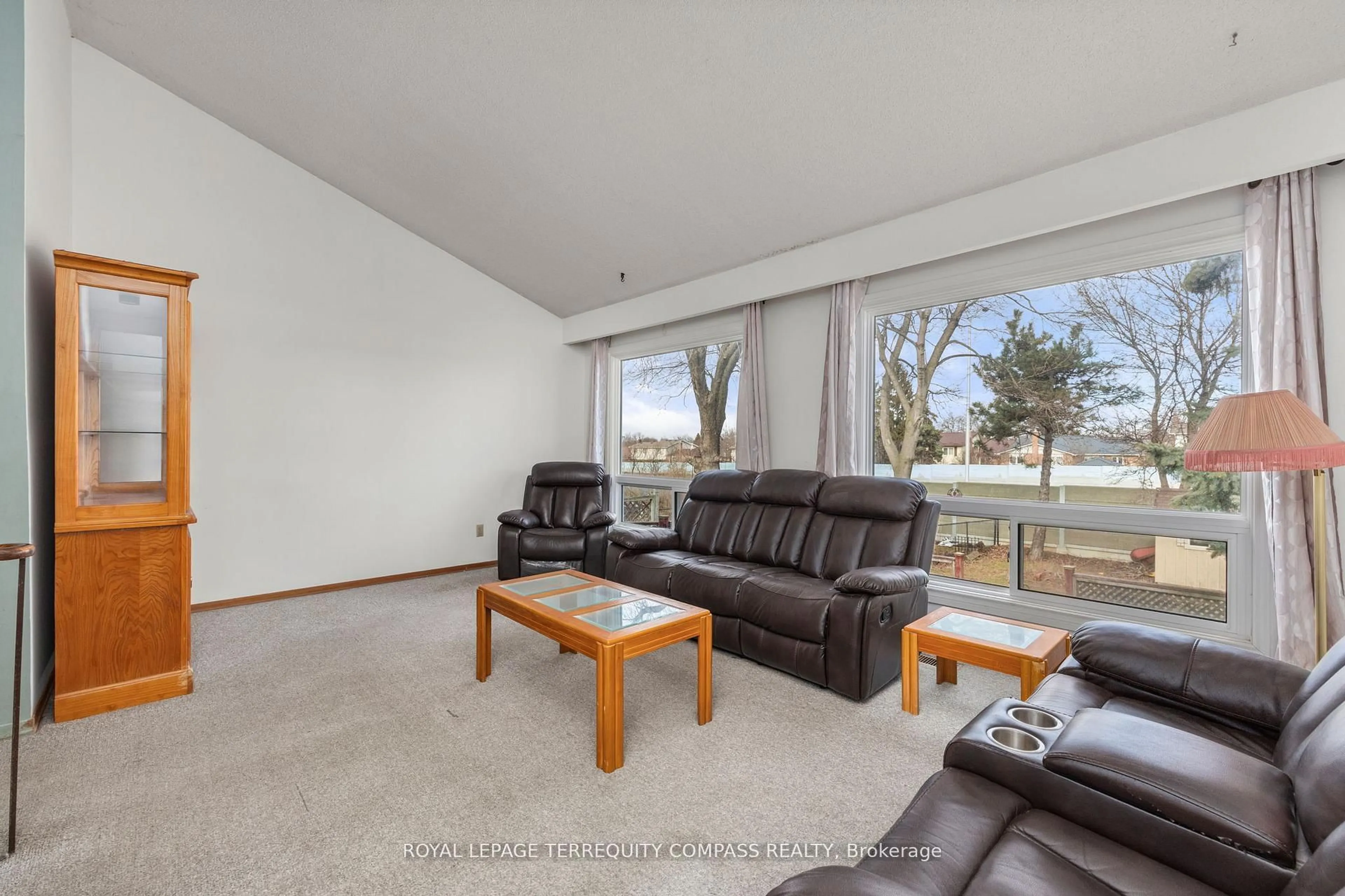 Living room with furniture, unknown for 73 Ashford Crt, Brampton Ontario L6V 3E2