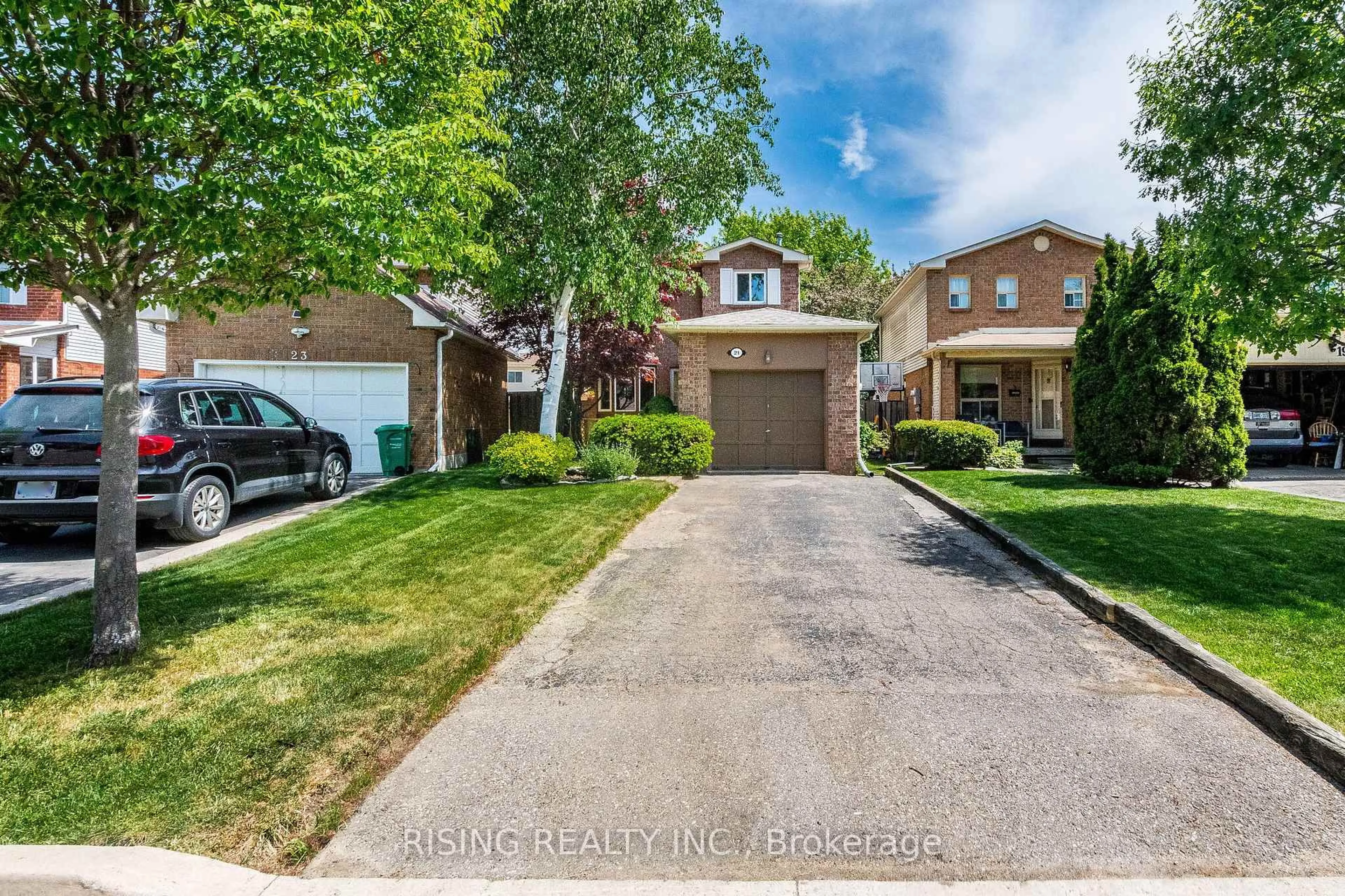 A pic from outside/outdoor area/front of a property/back of a property/a pic from drone, street for 21 Driftwood Cres, Brampton Ontario L6Z 2C3