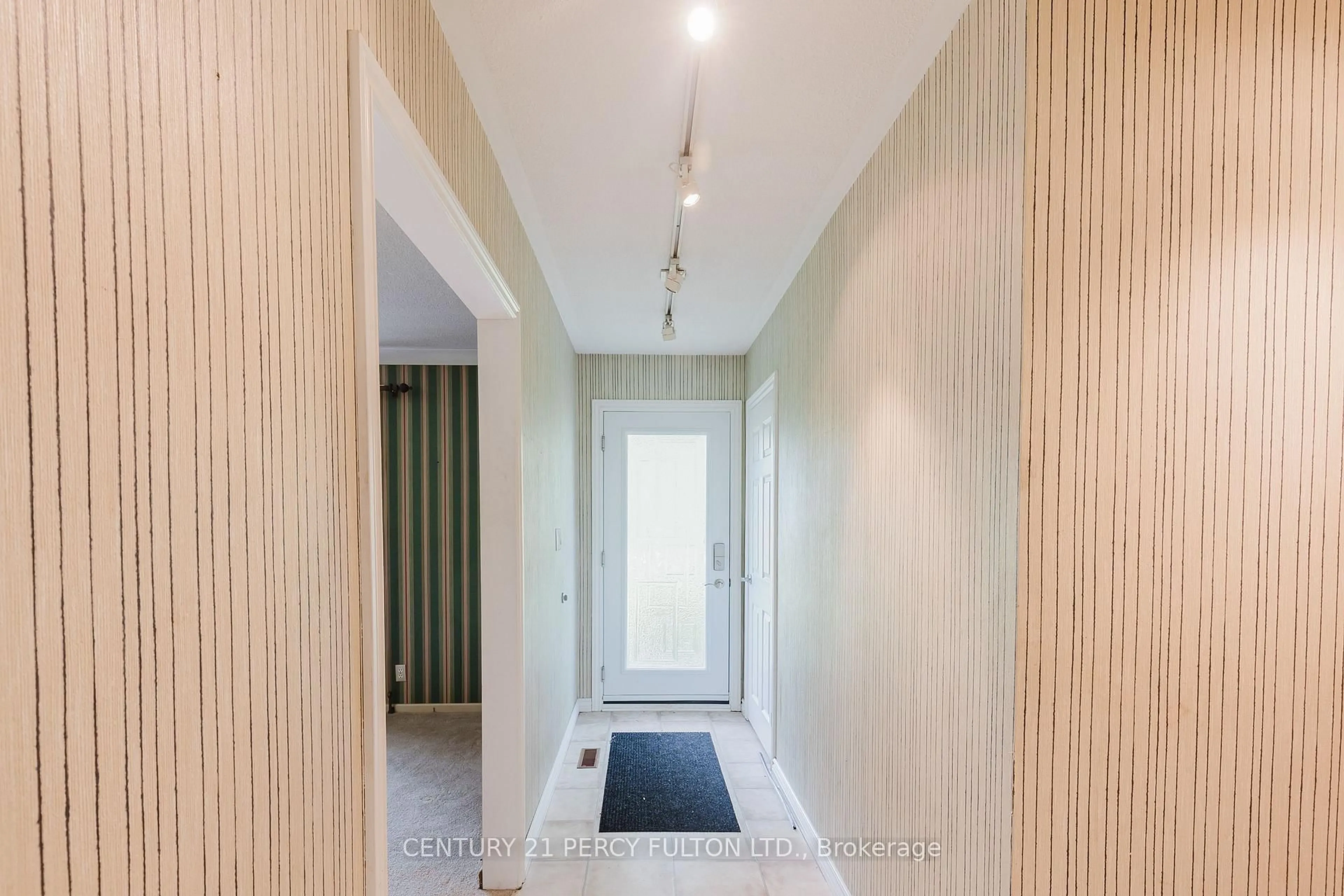 Indoor foyer for 10208 Tenth Line, Halton Hills Ontario L0P 1K0