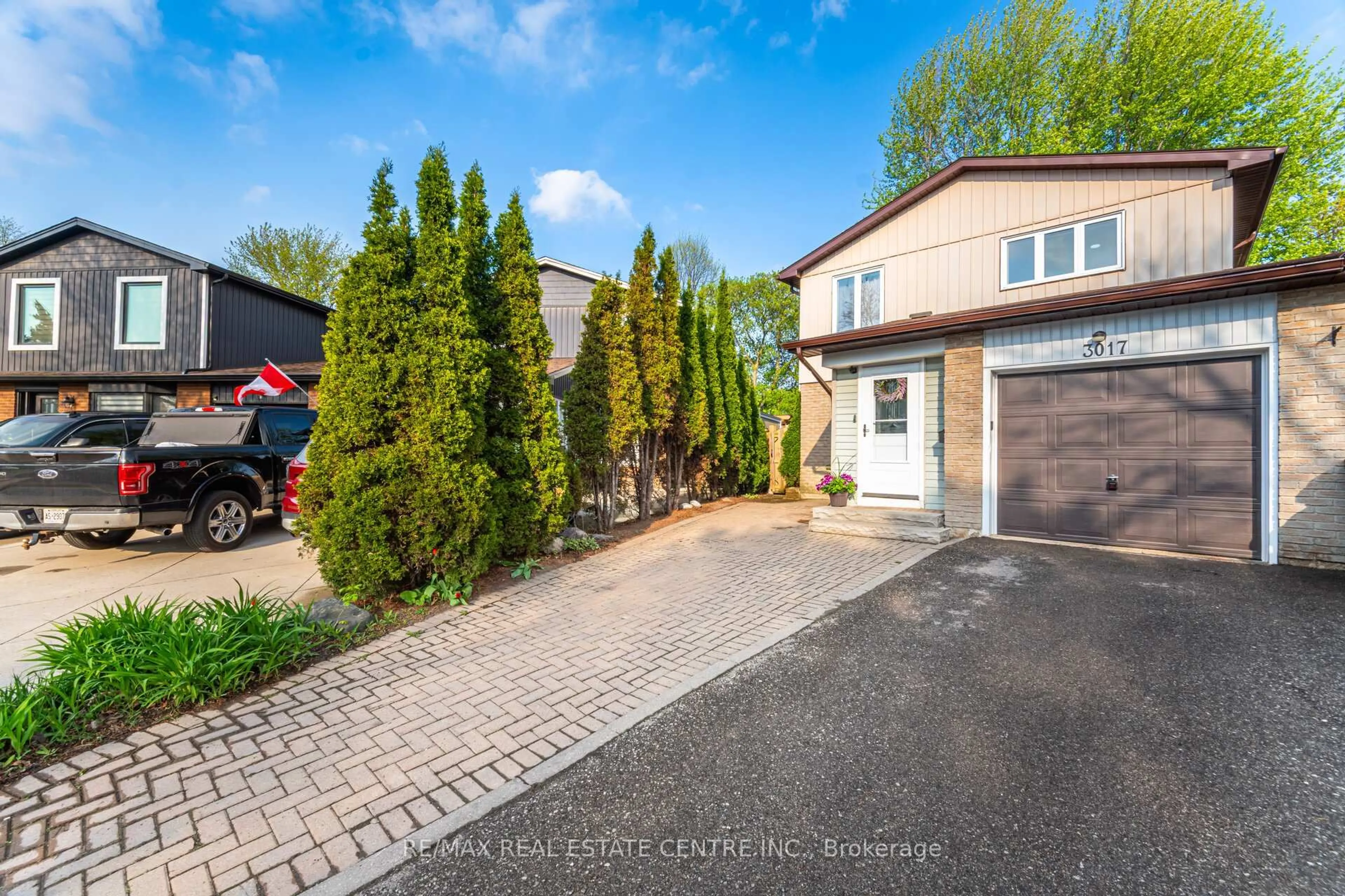 A pic from outside/outdoor area/front of a property/back of a property/a pic from drone, street for 3017 Glace Bay Rd, Mississauga Ontario L5N 2J9