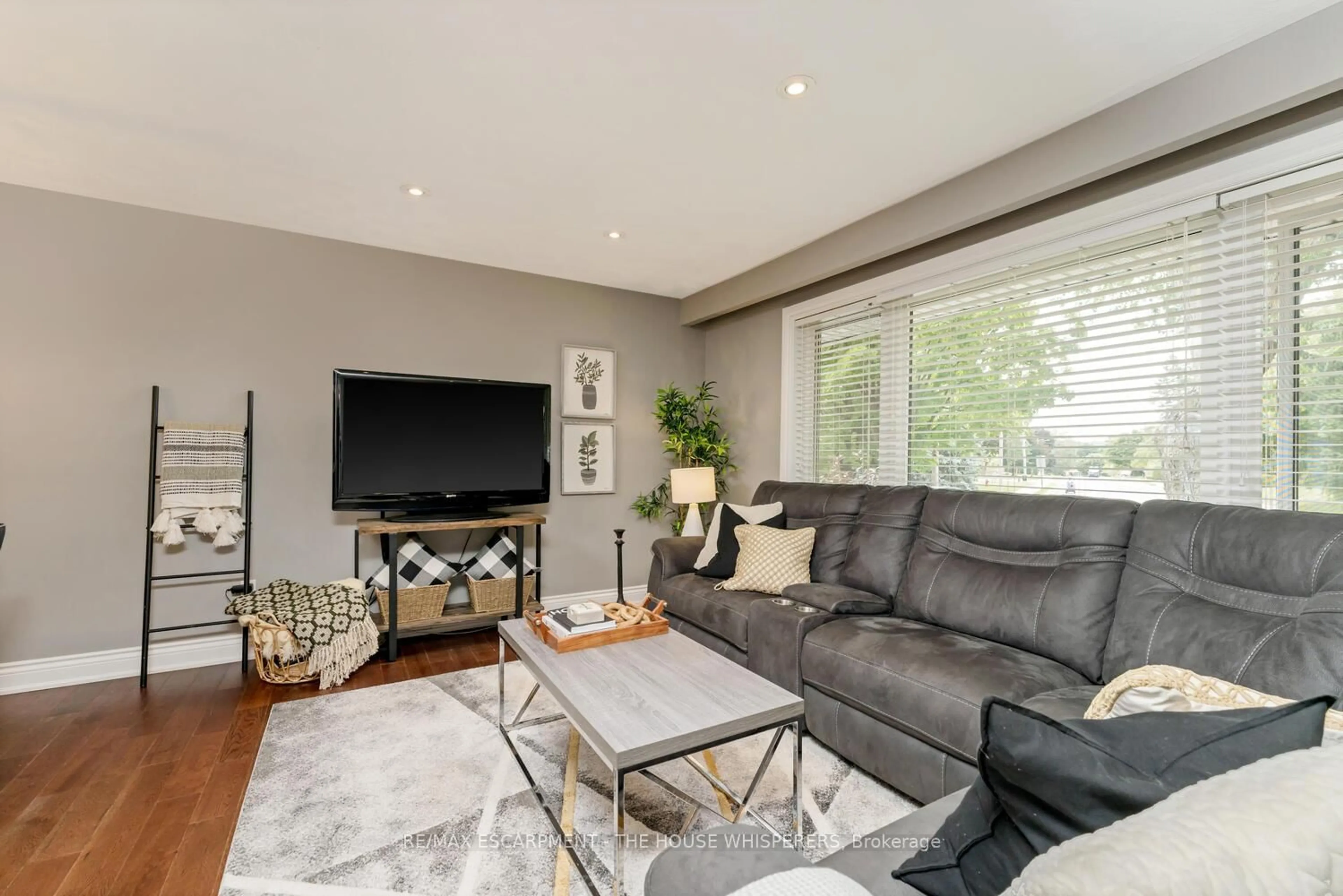 Living room with furniture, wood/laminate floor for 400 Highside Dr, Milton Ontario L9T 1X1
