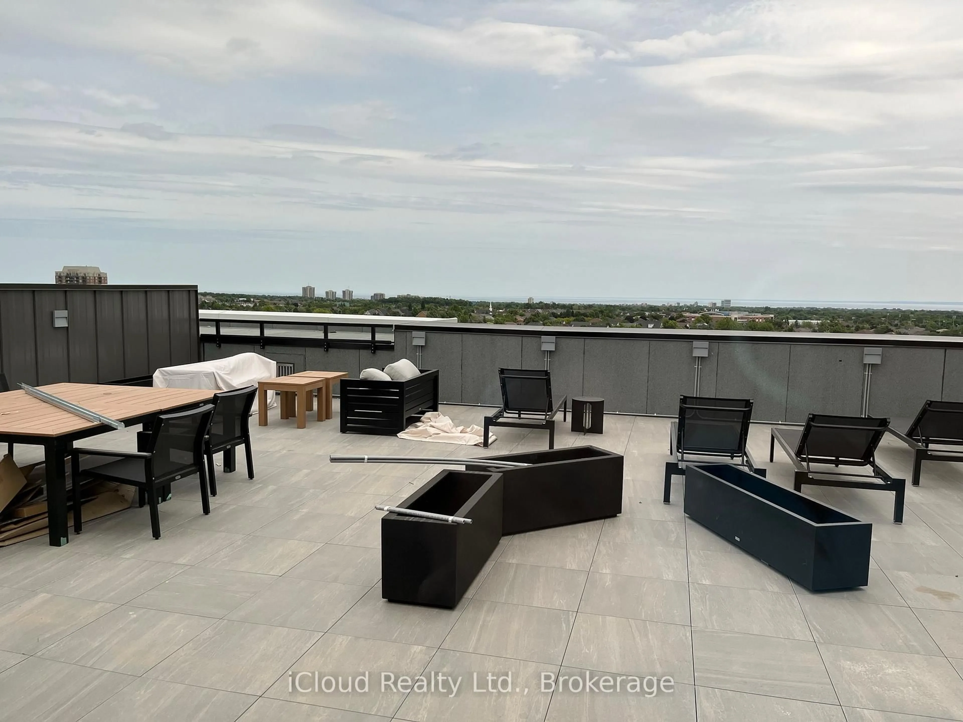 Patio, water/lake/river/ocean view for 95 Dundas St #325, Oakville Ontario L6M 5N4